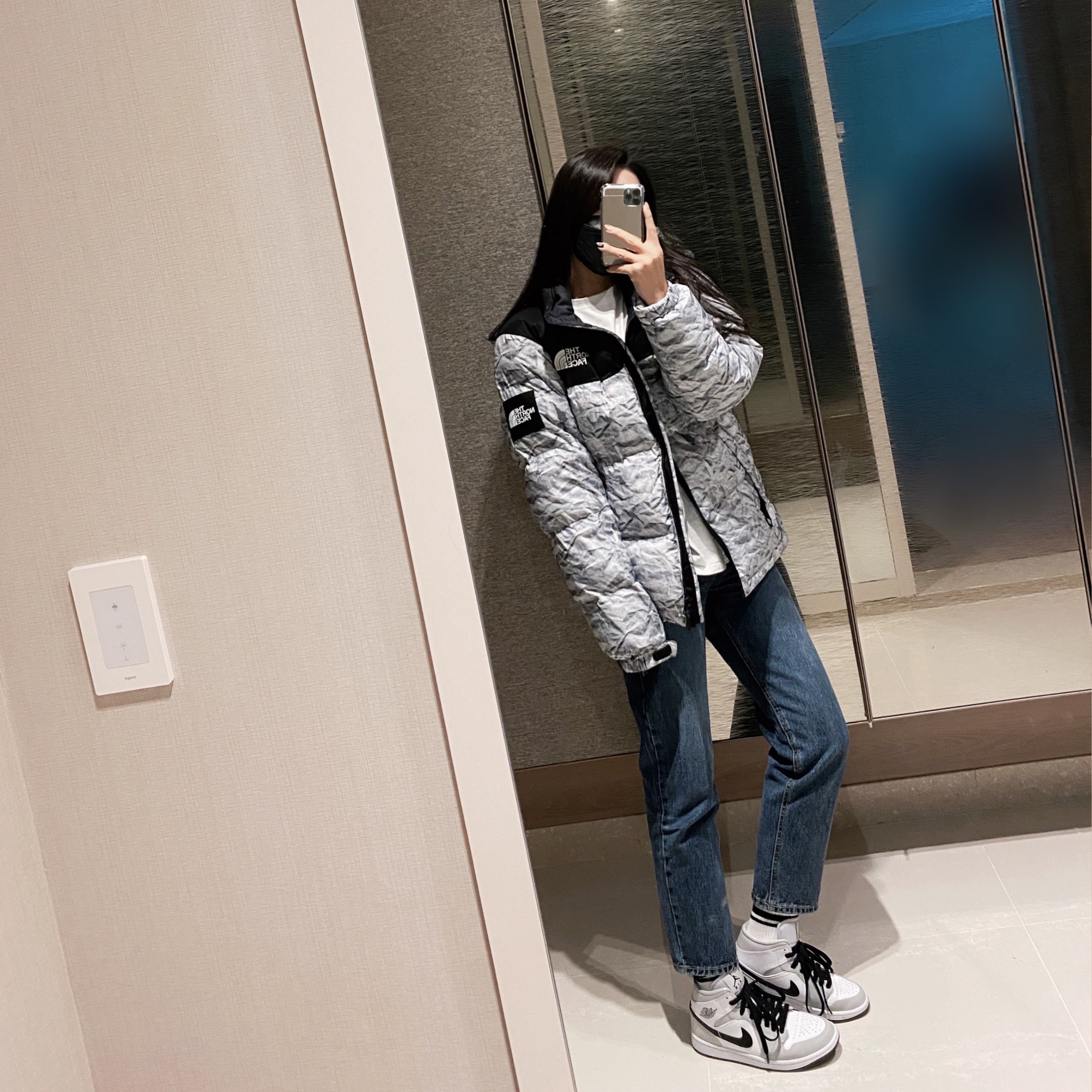 (W) Jordan 1 Mid Grey Fog, The North Face White Label Novelty Nuptse Down Jacket White 착용 스타일