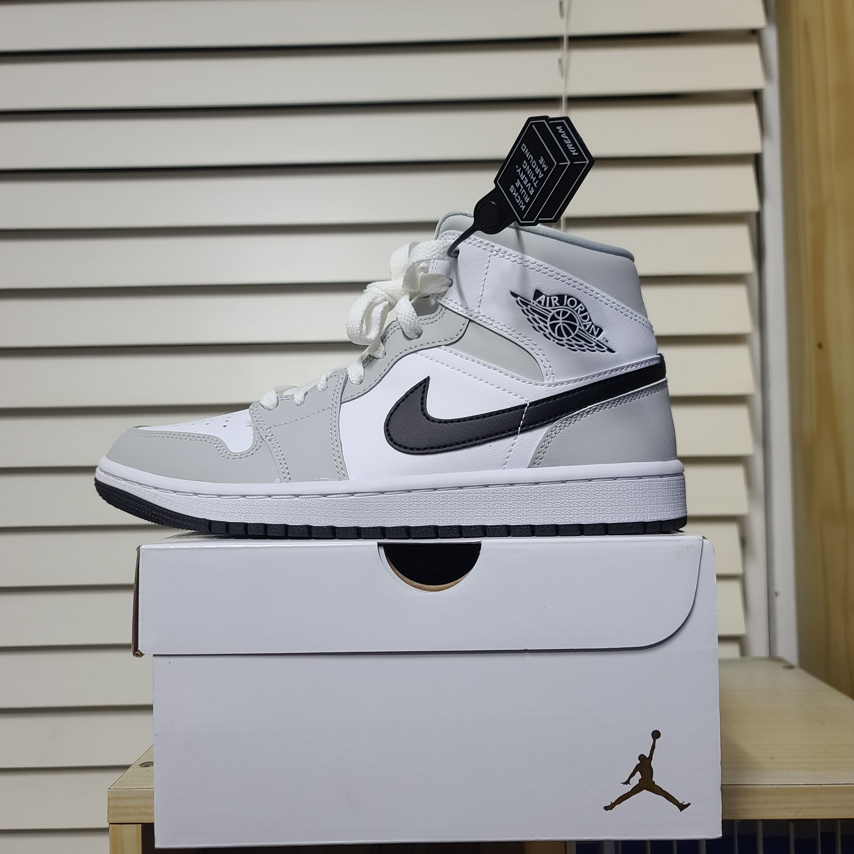 (W) Jordan 1 Mid Grey Fog 착용 스타일 - 1