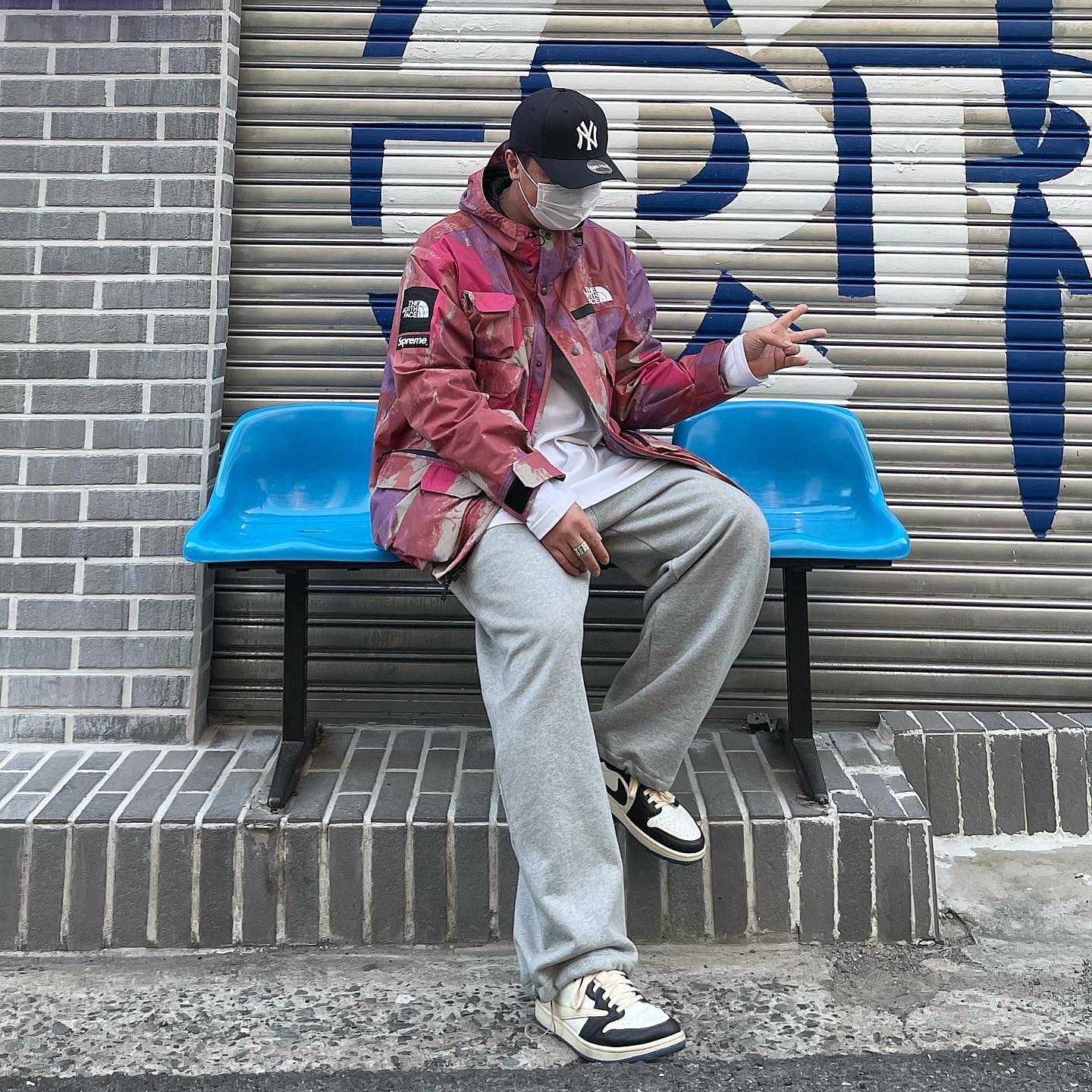 Supreme x The North Face Cargo Jacket Multi-Color - 20SS, Jordan 1 x Travis Scott x Fragment Retro Low OG SP Military Blue 착용 스타일 - 1