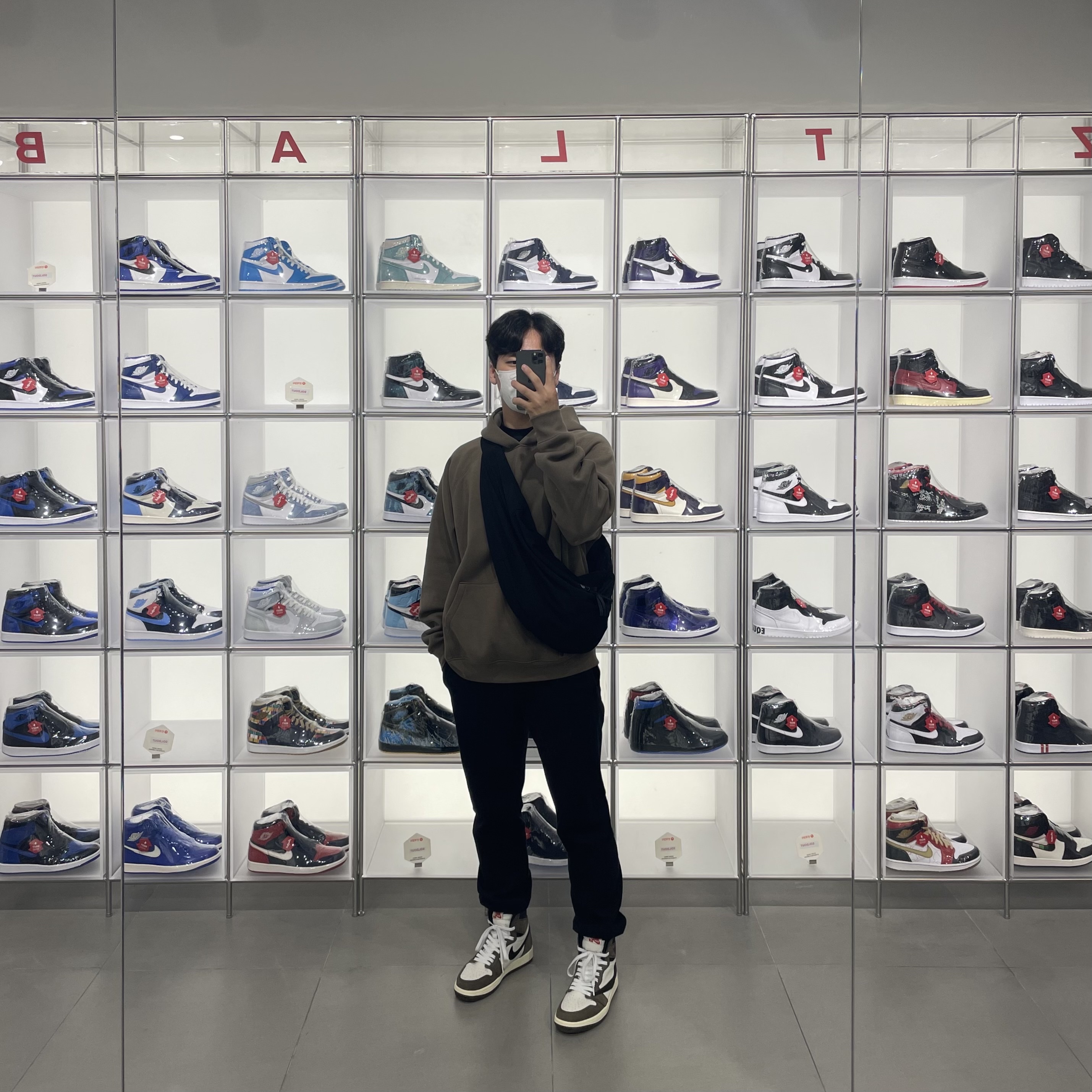 Jordan 1 x Travis Scott Retro High OG SP Mocha, Essentials Pull-Over Hoodie Harvest - 21FW 착용 스타일