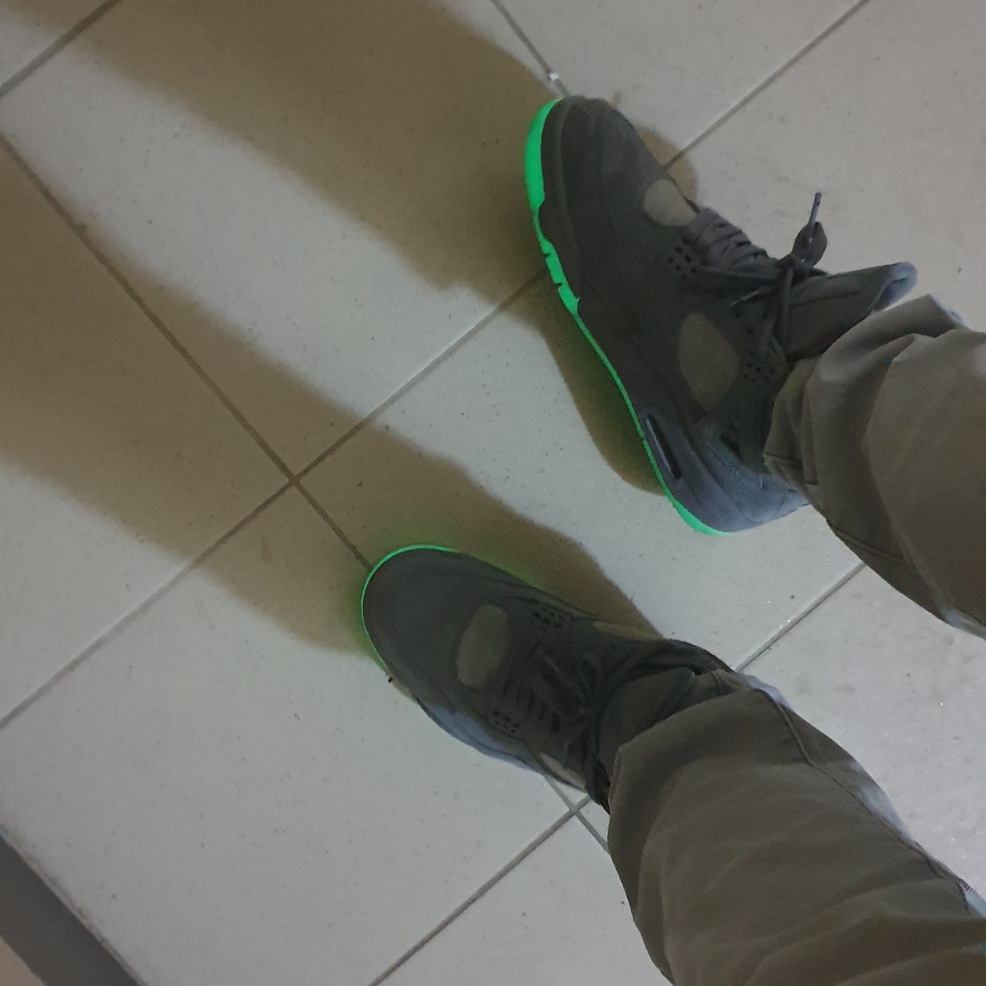 Jordan 4 x Kaws Retro Cool Grey 착용 스타일
