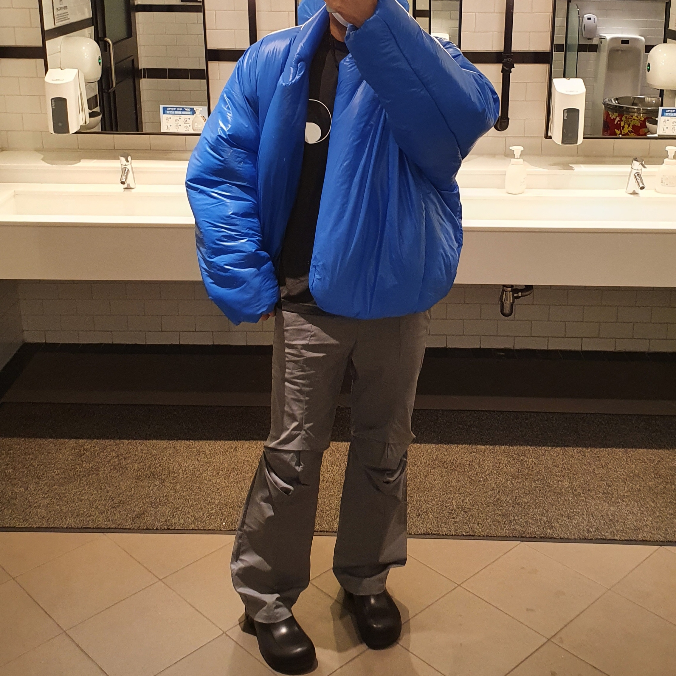 Yeezy Gap Round Jacket Blue 착용 스타일