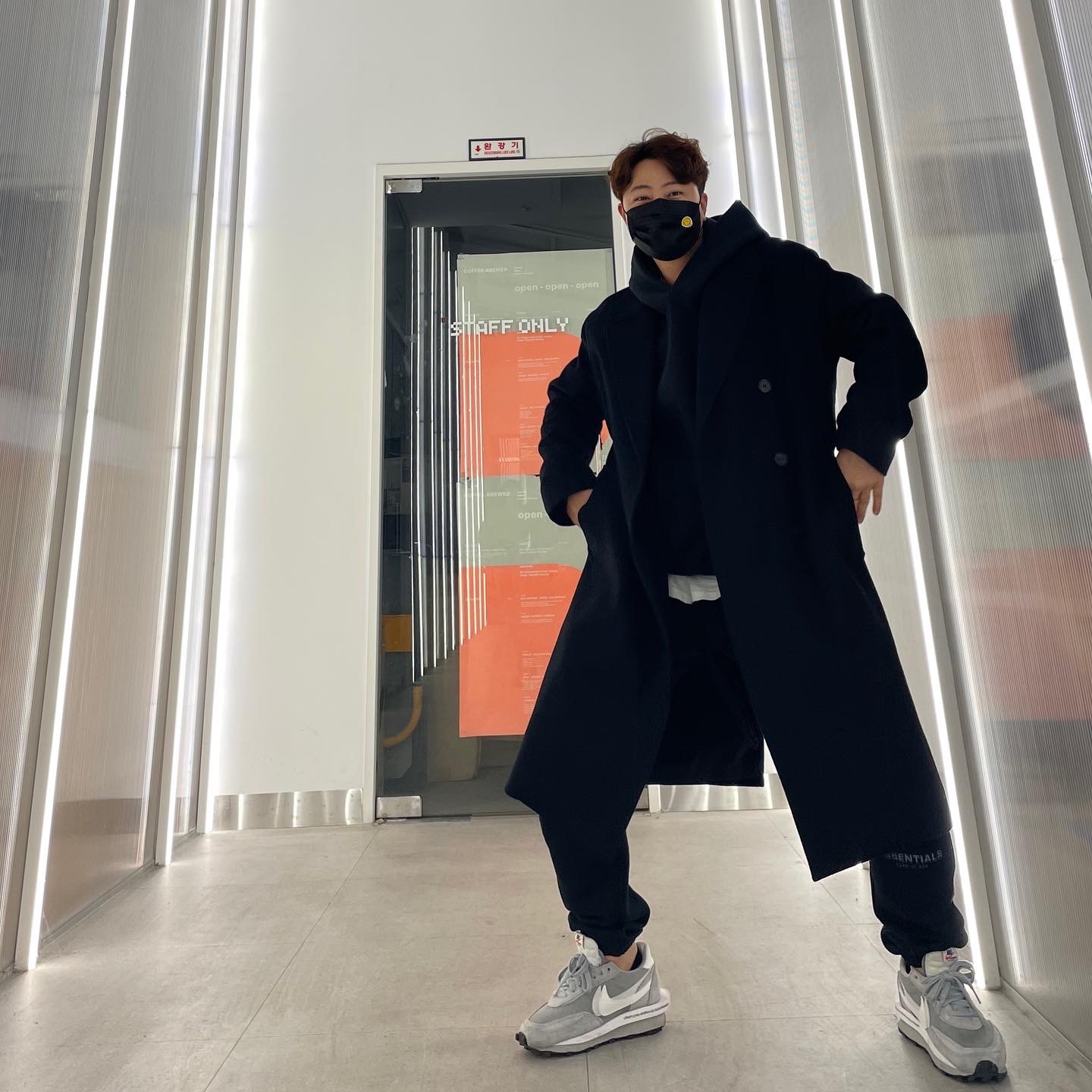 Nike x Sacai x Fragment LDWaffle Light Smoke Grey, Essentials Sweatpants Black - 21SS 착용 스타일