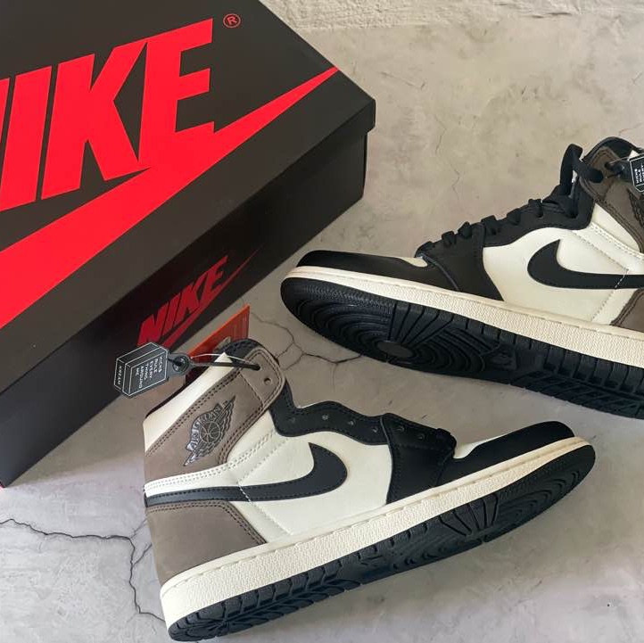 Jordan 1 Retro High OG Black Mocha 착용 스타일 - 1
