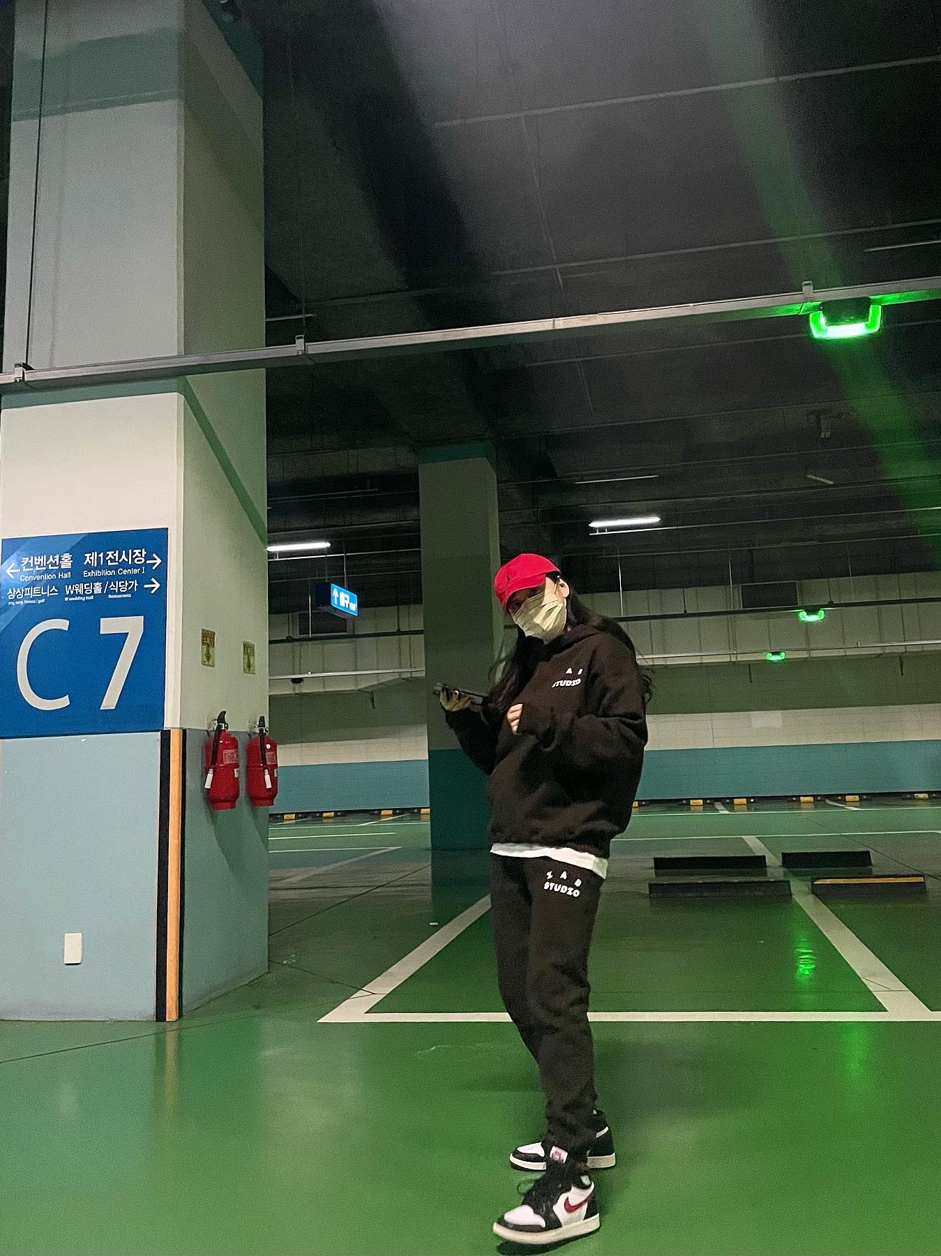 IAB Studio Hoodie Brown, IAB Studio Sweatpants Brown 착용 스타일 - 2