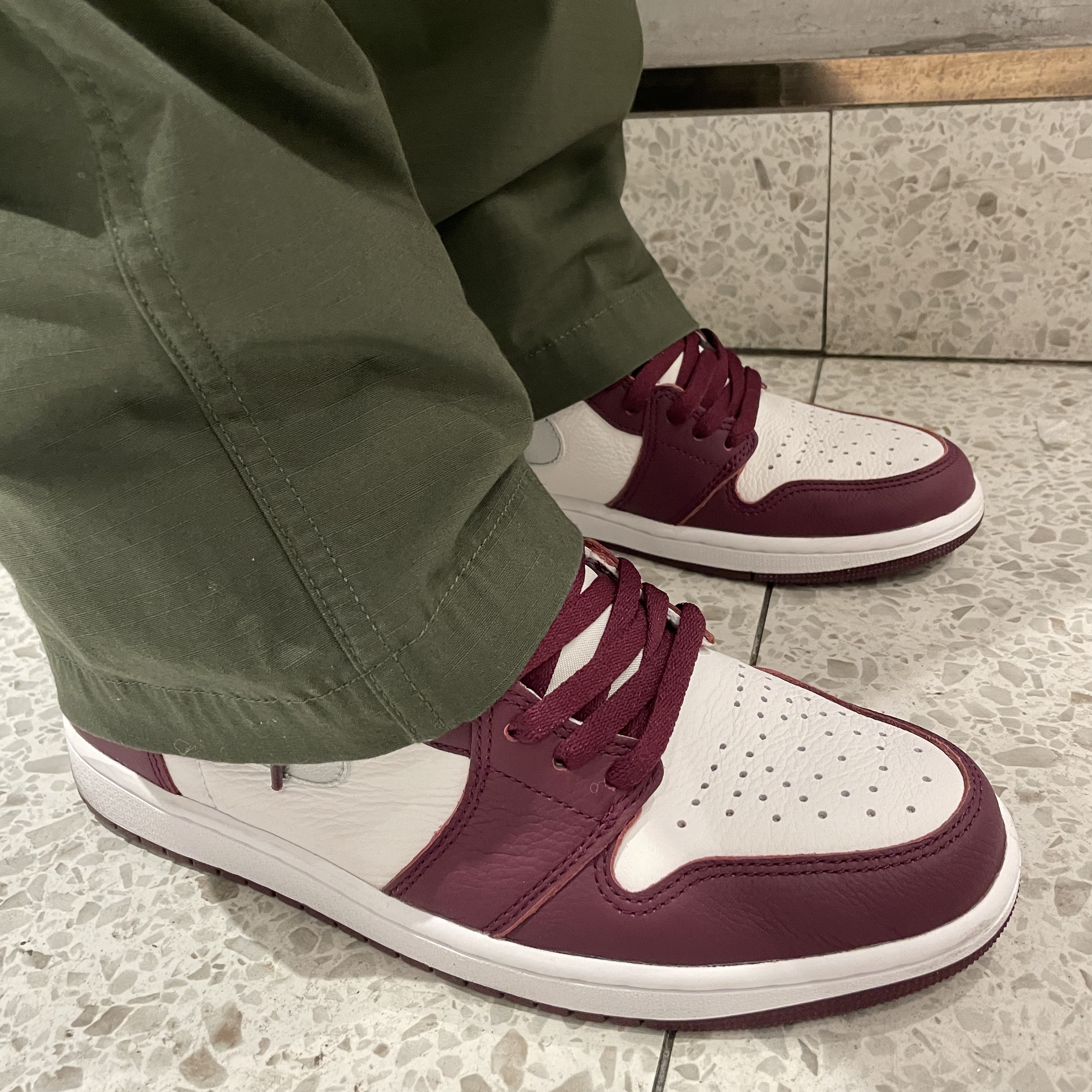 Jordan 1 Retro High OG Bordeaux 착용 스타일 - 3