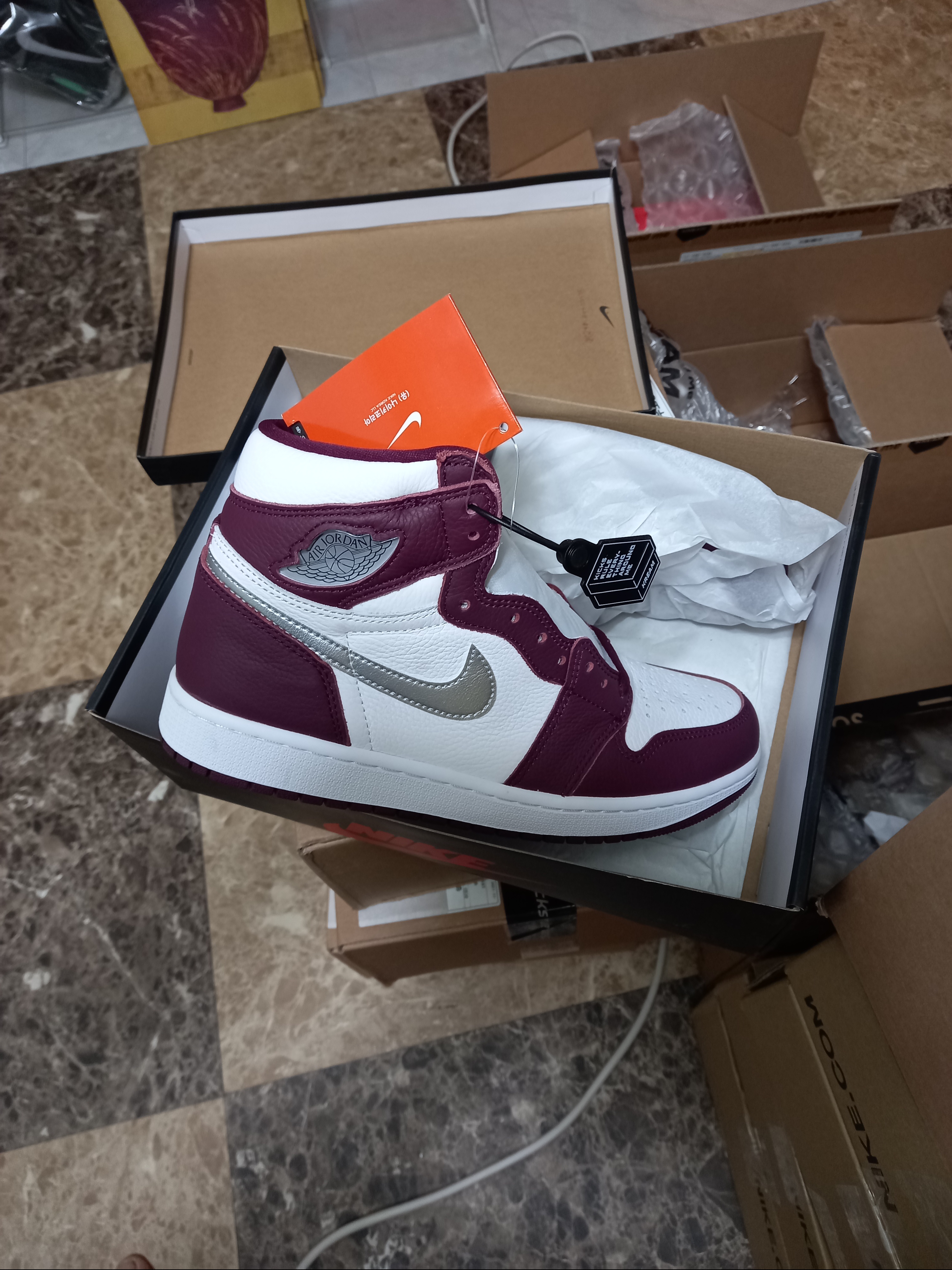IAB Studio Hoodie Raspberry, Jordan 1 Retro High OG Bordeaux 착용 스타일 - 5