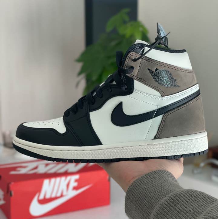 Jordan 1 Retro High OG Black Mocha 착용 스타일 - 4