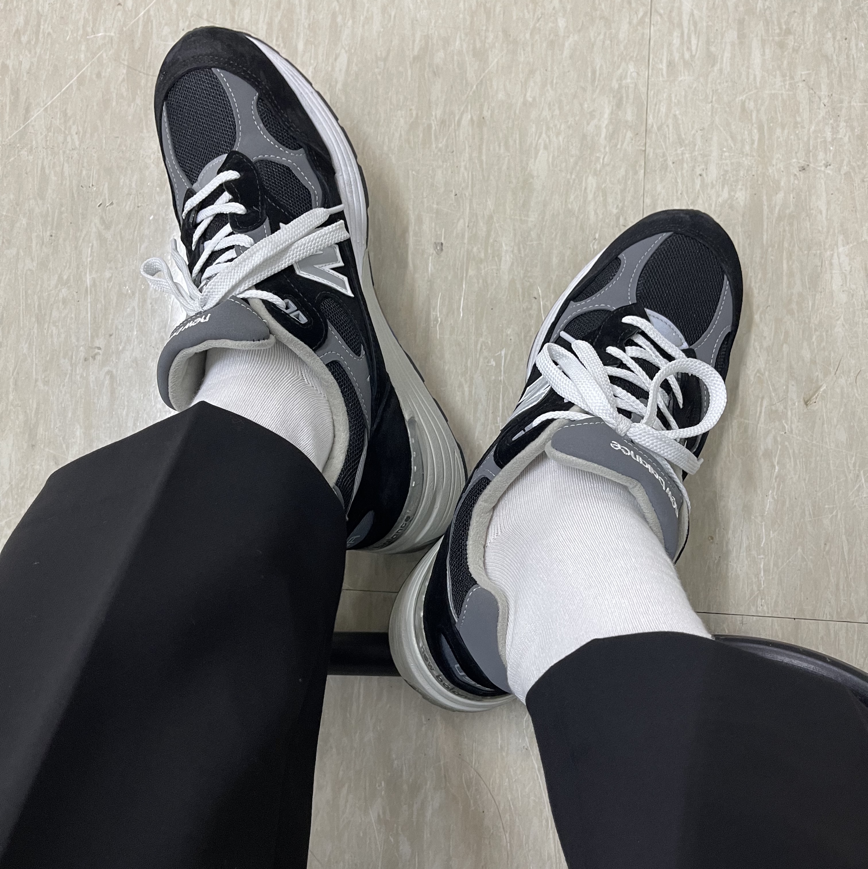 New Balance 992 Made in USA Black Grey 착용 스타일 - 2