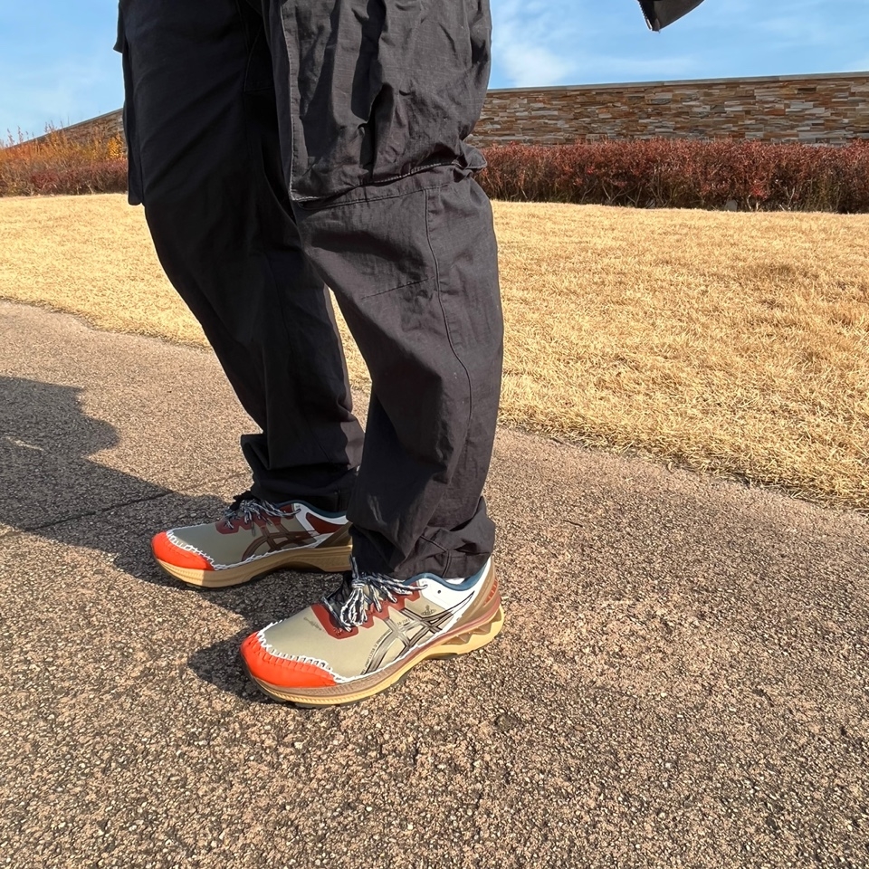 Asics x Vivienne Westwood Gel-Kayano 27 DE Ox Brown 착용 스타일 - 3