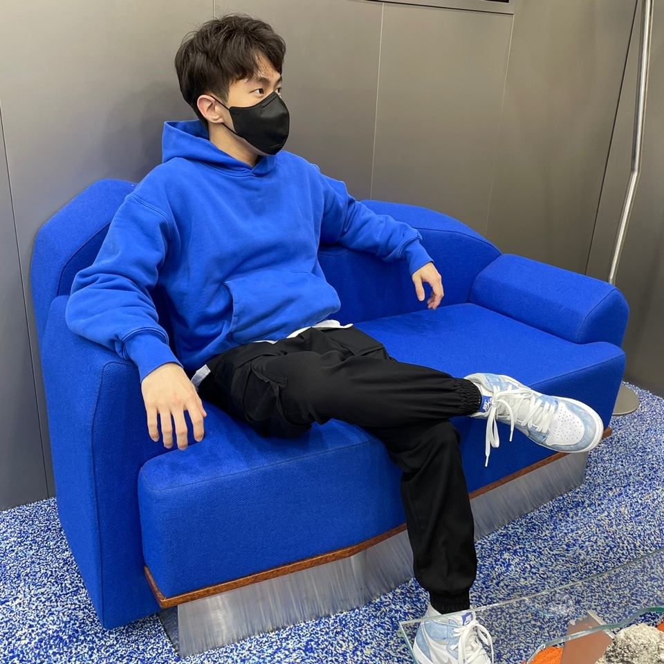 Yeezy Gap Hoodie Blue, Jordan 1 Retro High OG Hyper Royal 착용 스타일 - 2