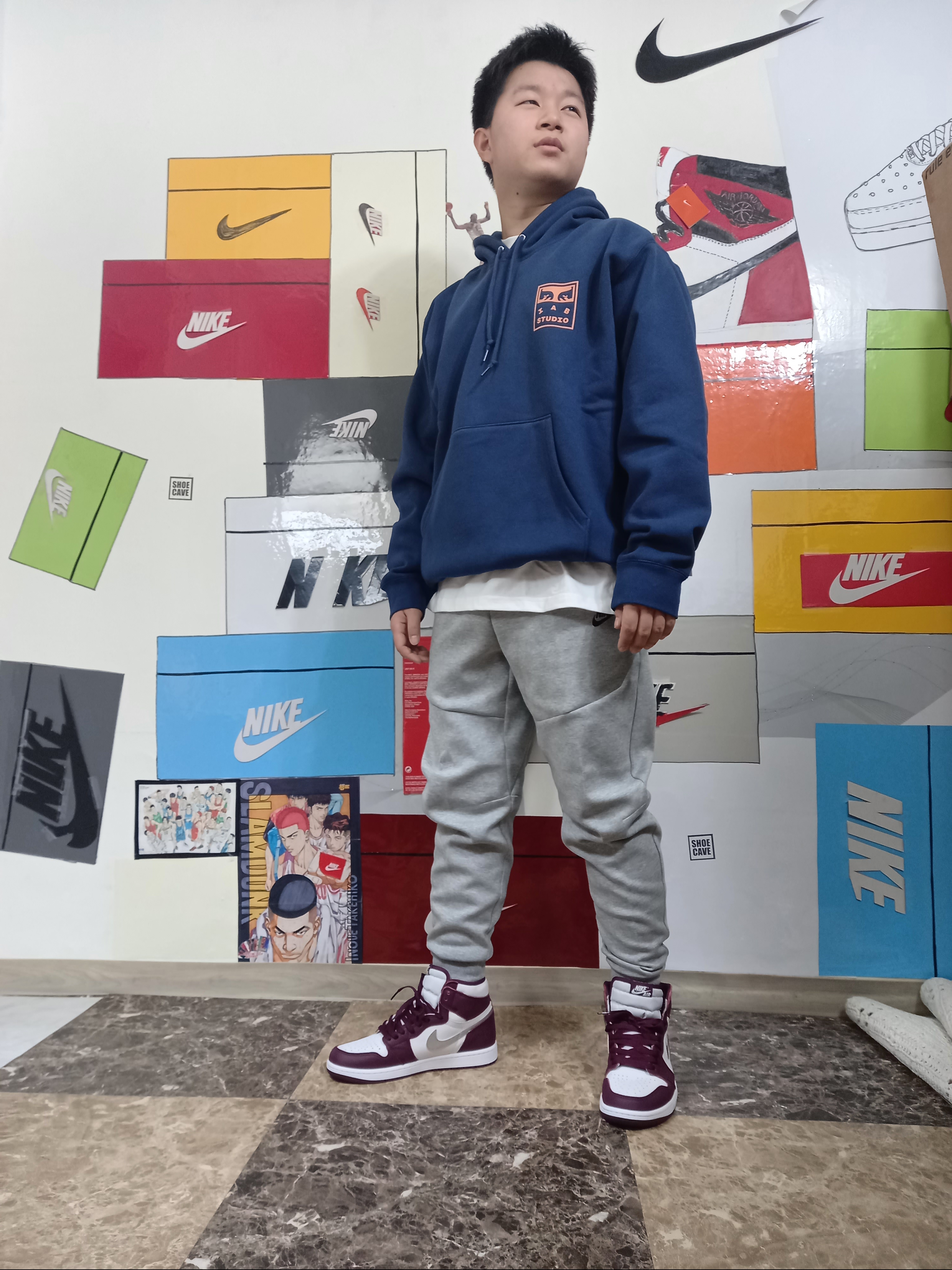 IAB Studio Hoodie Raspberry, Jordan 1 Retro High OG Bordeaux 착용 스타일 - 3
