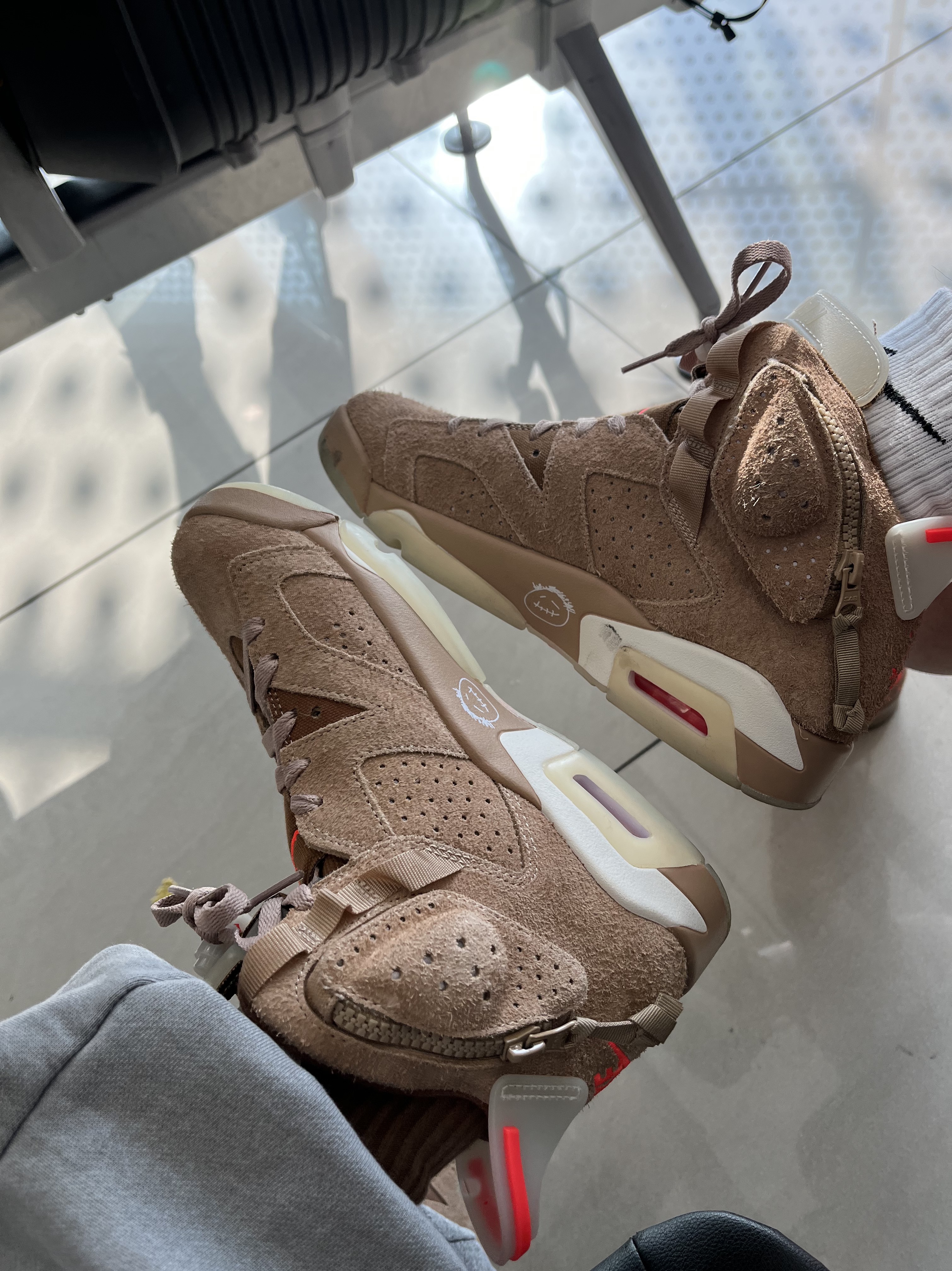 Jordan 6 x Travis Scott Retro SP British Khaki 착용 스타일 - 2