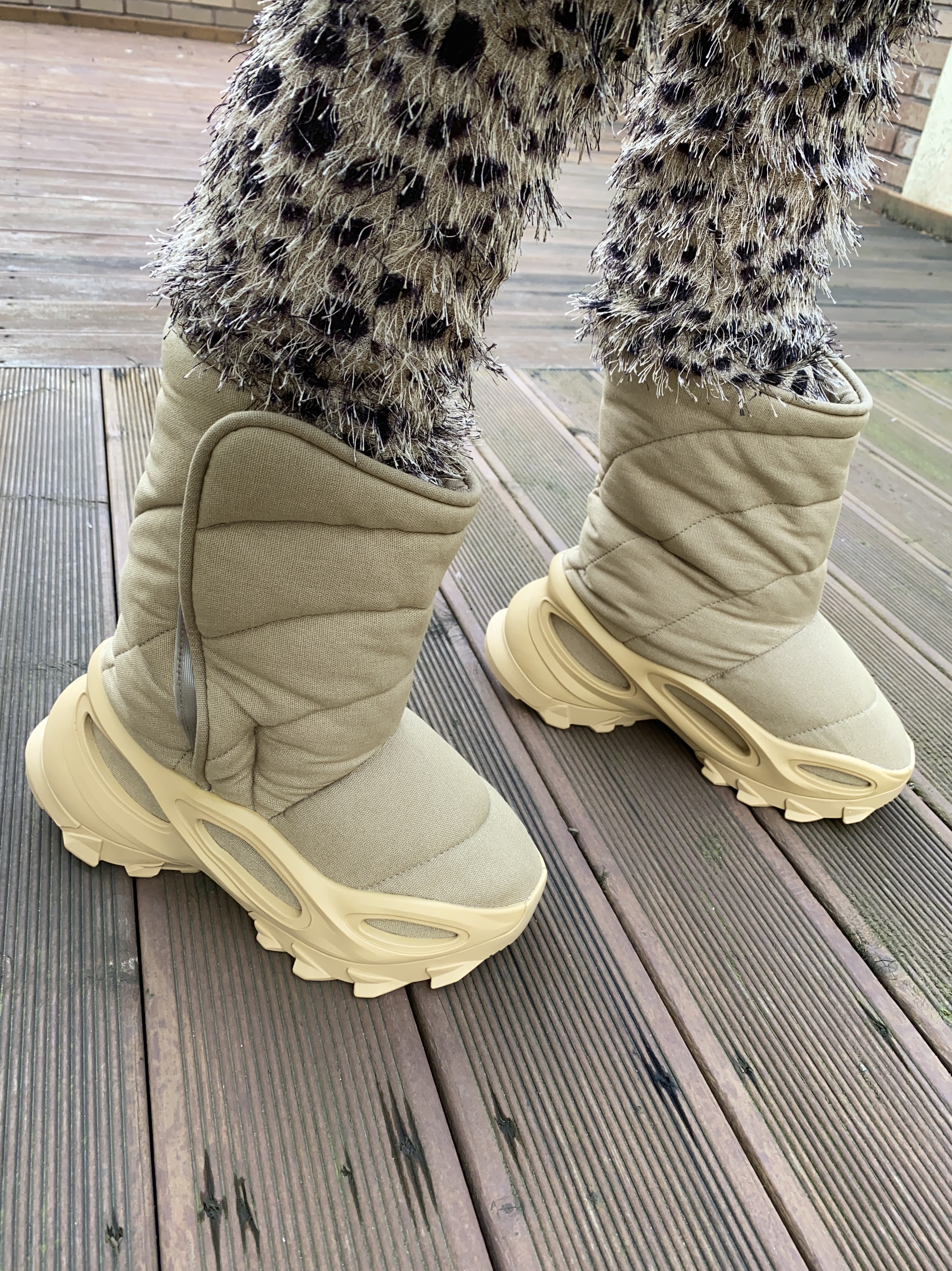 Adidas Yeezy NSLTD Boot Khaki 착용 스타일 - 5