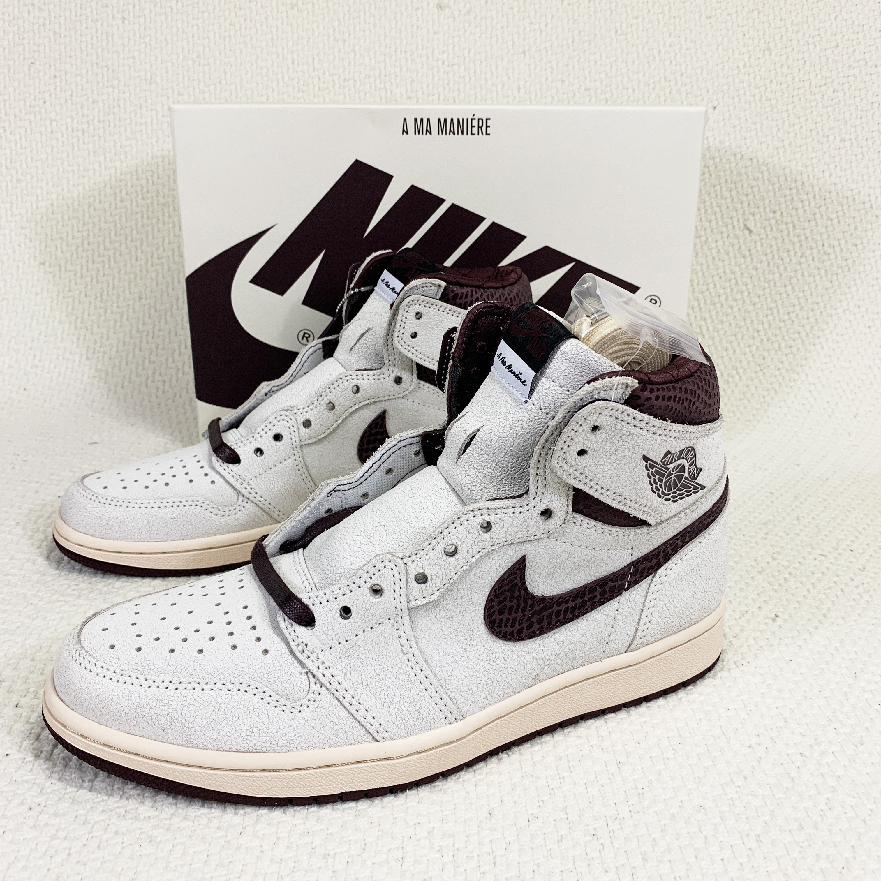 Jordan 1 x A Ma Maniere Retro High OG SP Sail and Burgundy 착용 스타일 - 3