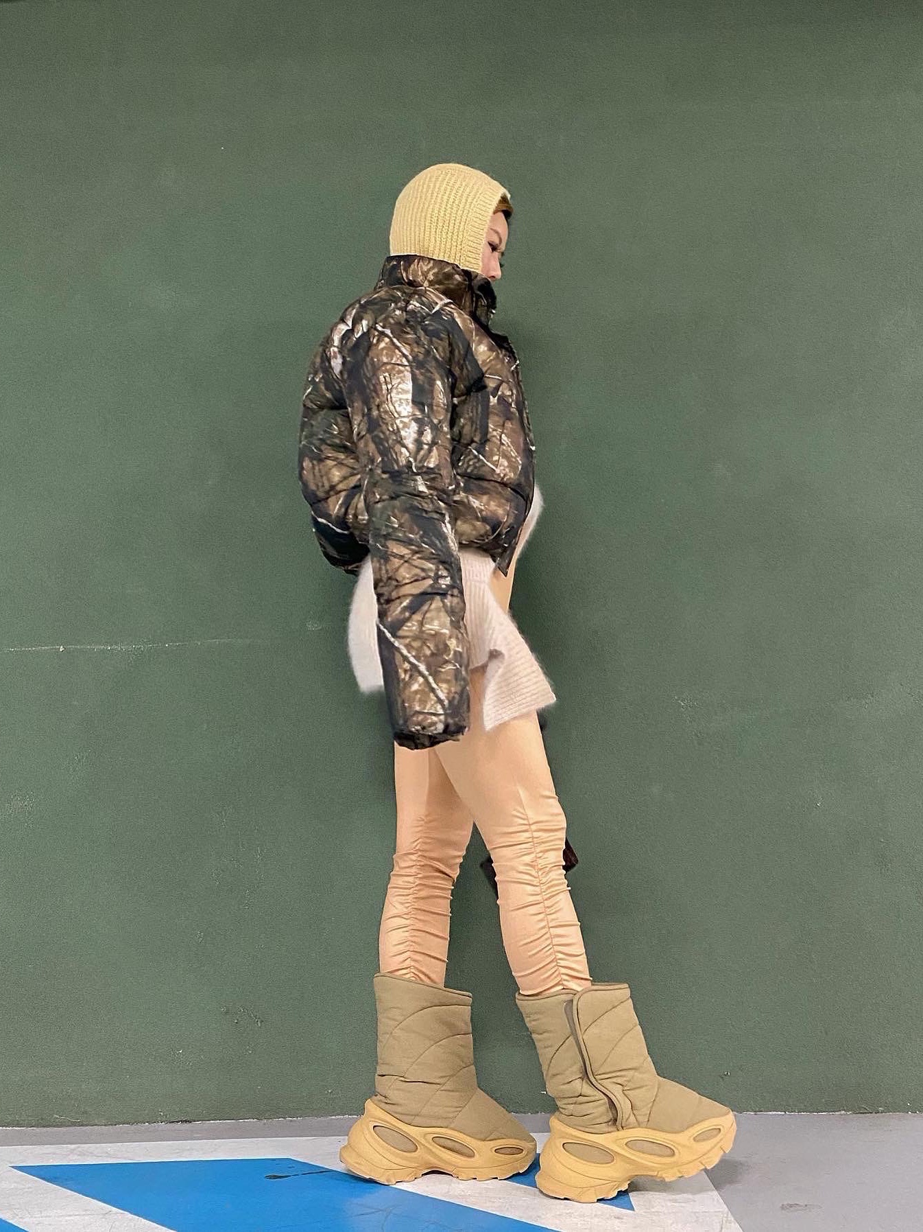 Adidas Yeezy NSLTD Boot Khaki 착용 스타일 - 2