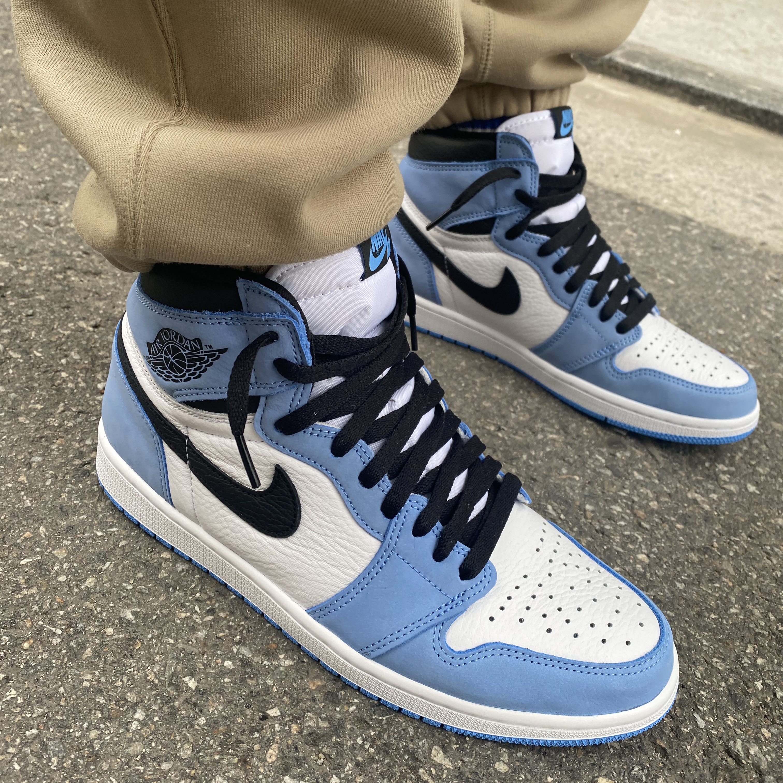 Jordan 1 Retro High OG University Blue 착용 스타일