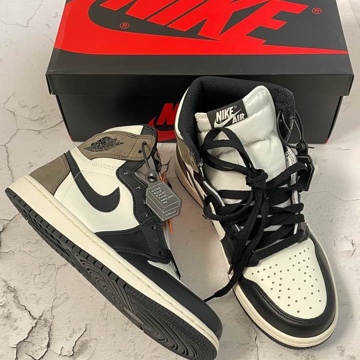 Jordan 1 Retro High OG Black Mocha 착용 스타일 - 3