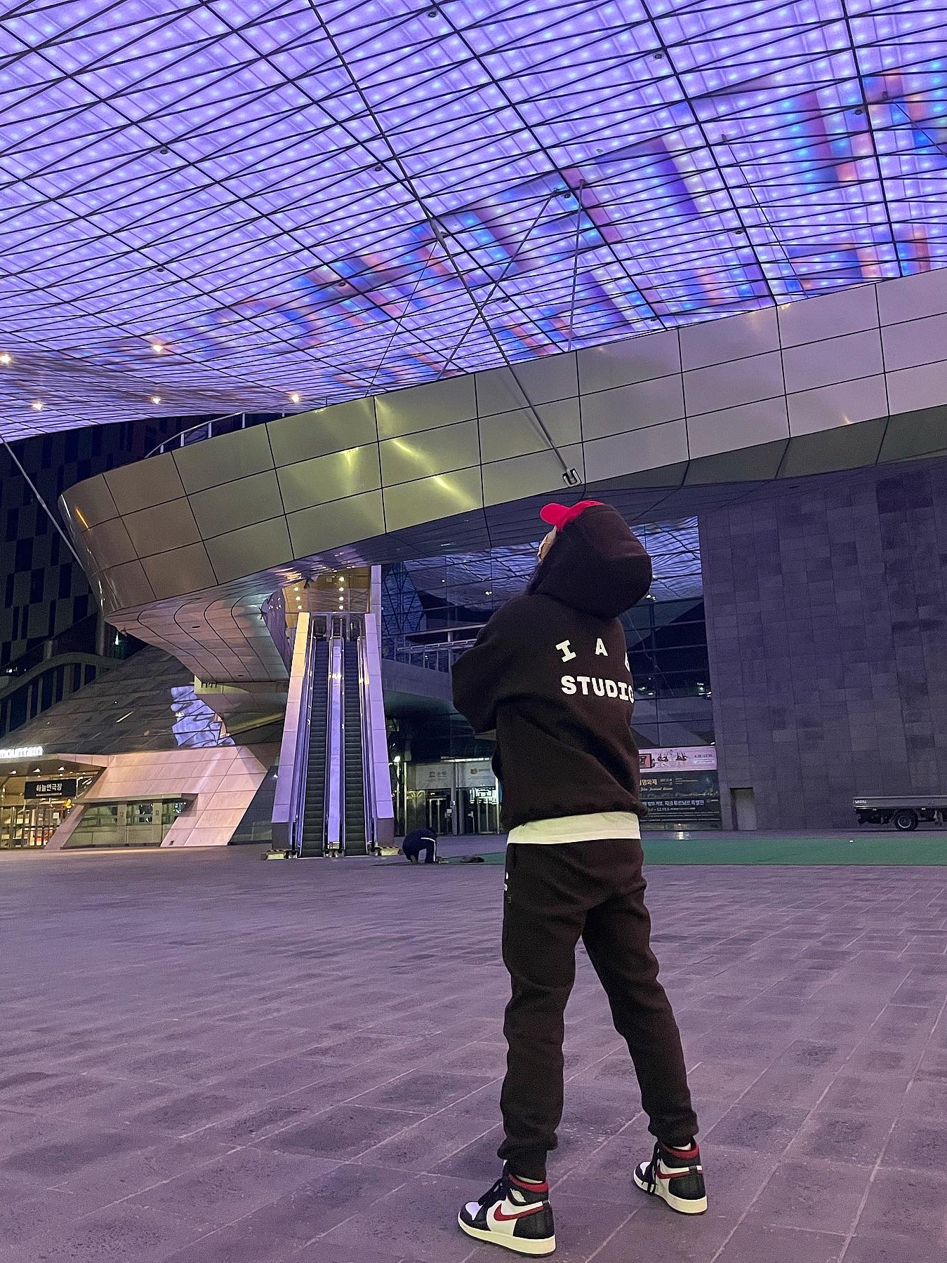IAB Studio Hoodie Brown, IAB Studio Sweatpants Brown 착용 스타일 - 5