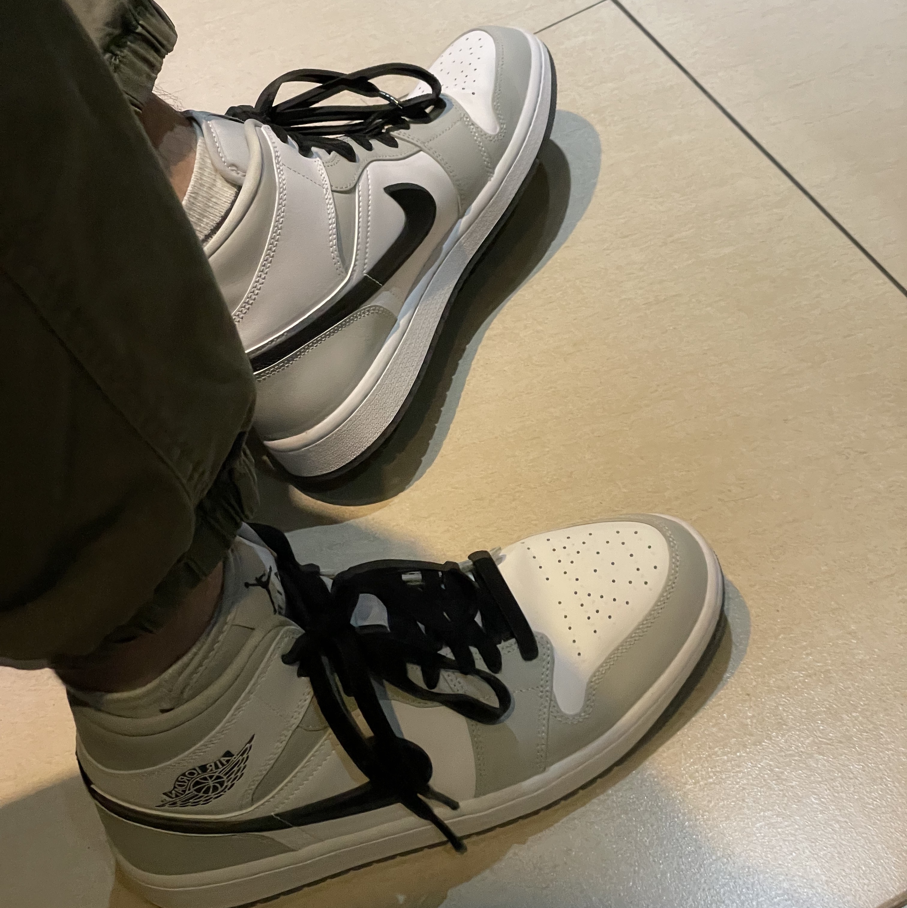 (W) Jordan 1 Mid Grey Fog 착용 스타일 - 1