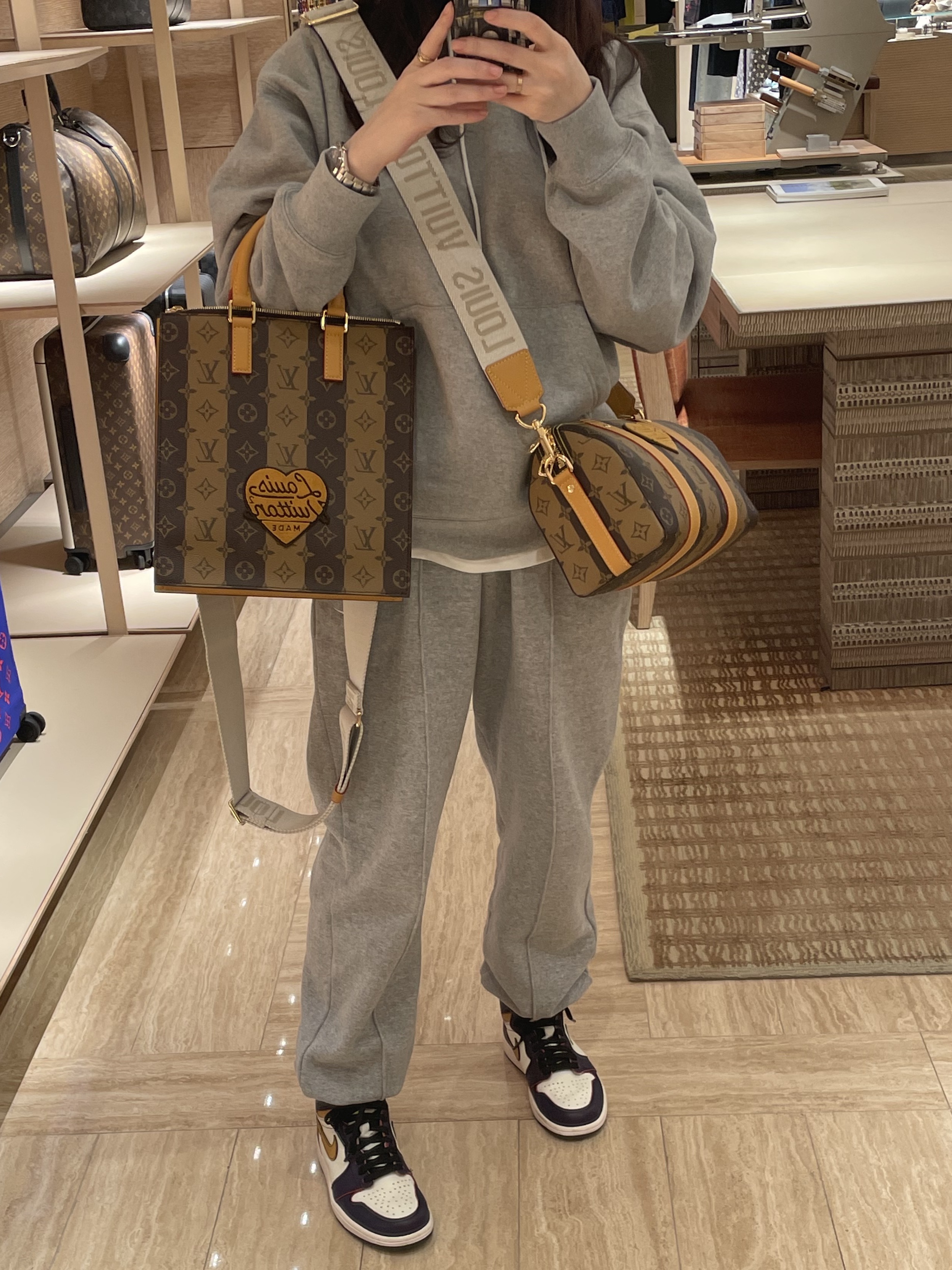 Louis Vuitton x Nigo Sac Plat Cross Marron, Jordan 1 Retro High OG Defiant SB LA to Chicago 착용 스타일