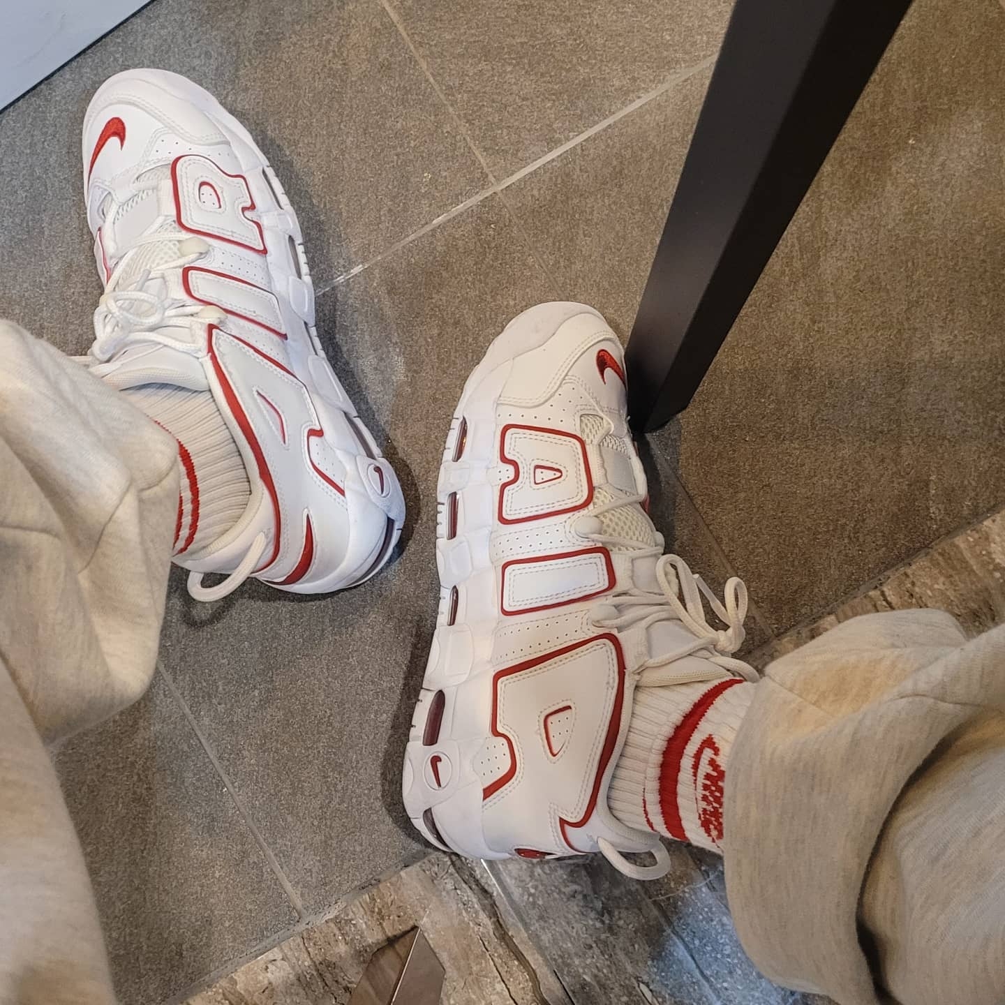 Nike Air More Uptempo White Varsity Red 2021 착용 스타일 - 1