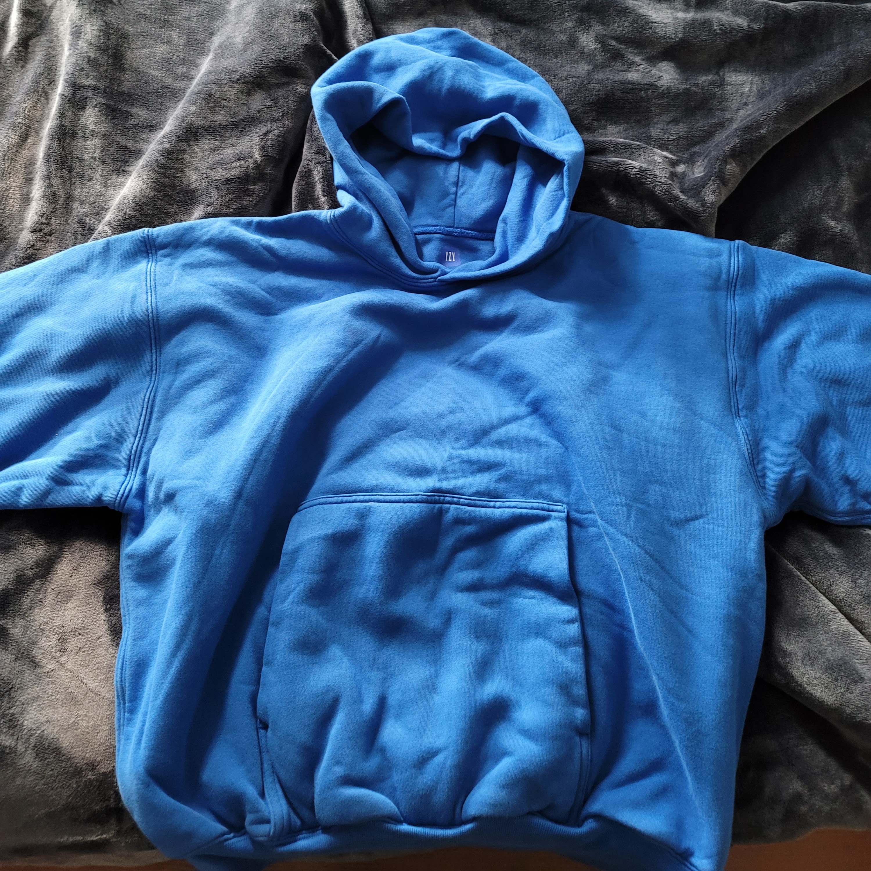 Yeezy Gap Hoodie Blue, Jordan 1 Retro High OG Hyper Royal 착용 스타일 - 1