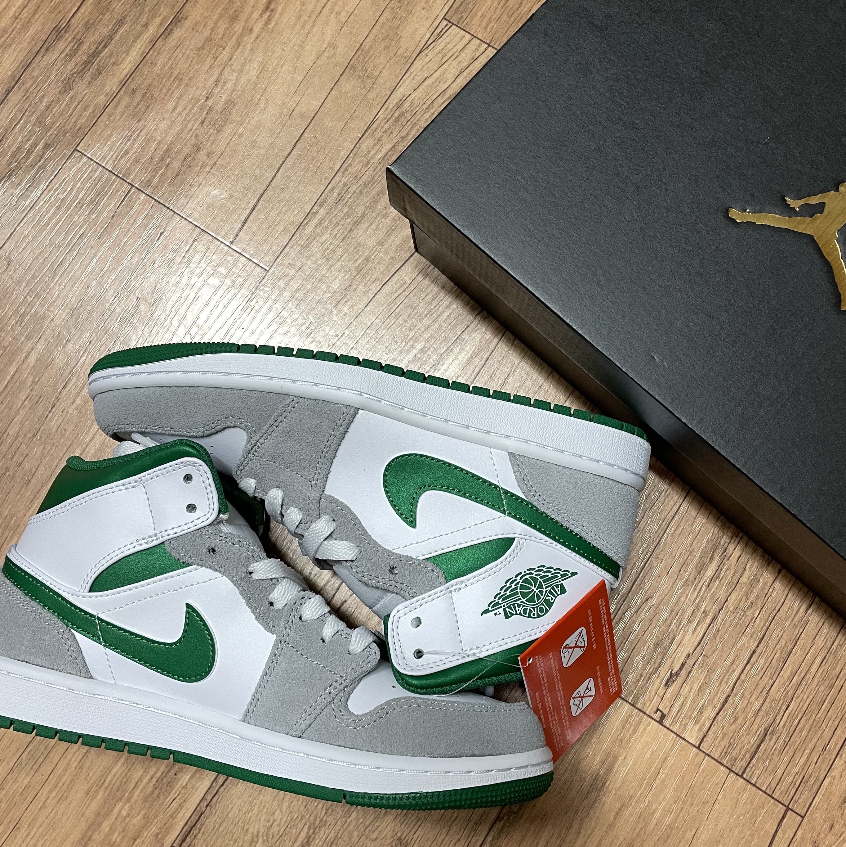 Jordan 1 Mid SE Pine Green Light Smoke Grey 착용 스타일 - 2
