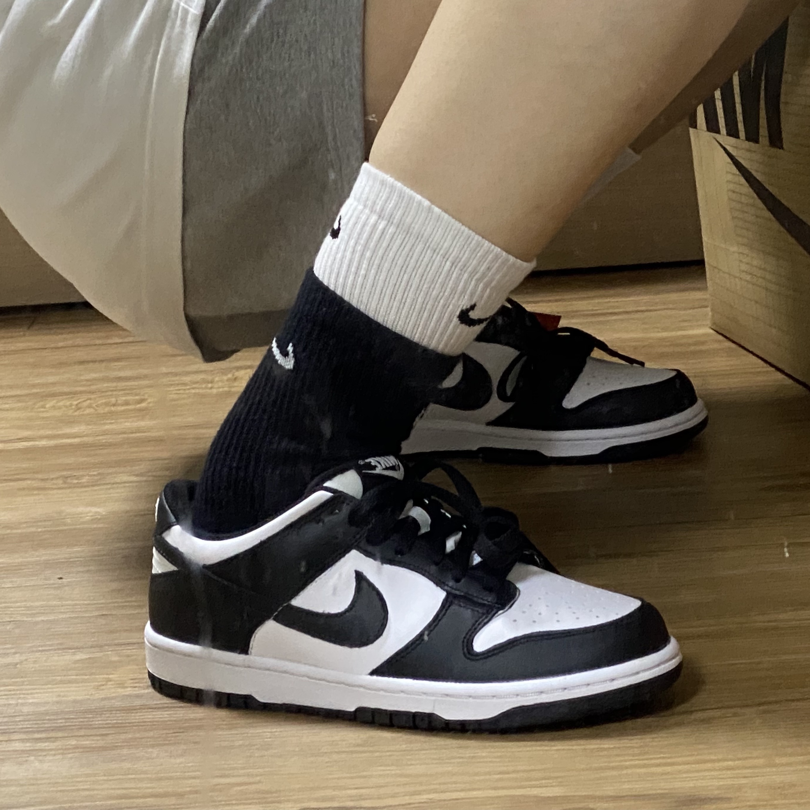 (GS) Nike Dunk Low Black, Nike Everyday Plus Cushioned Training Crew Socks Black White (Korean Ver.) 착용 스타일 - 2