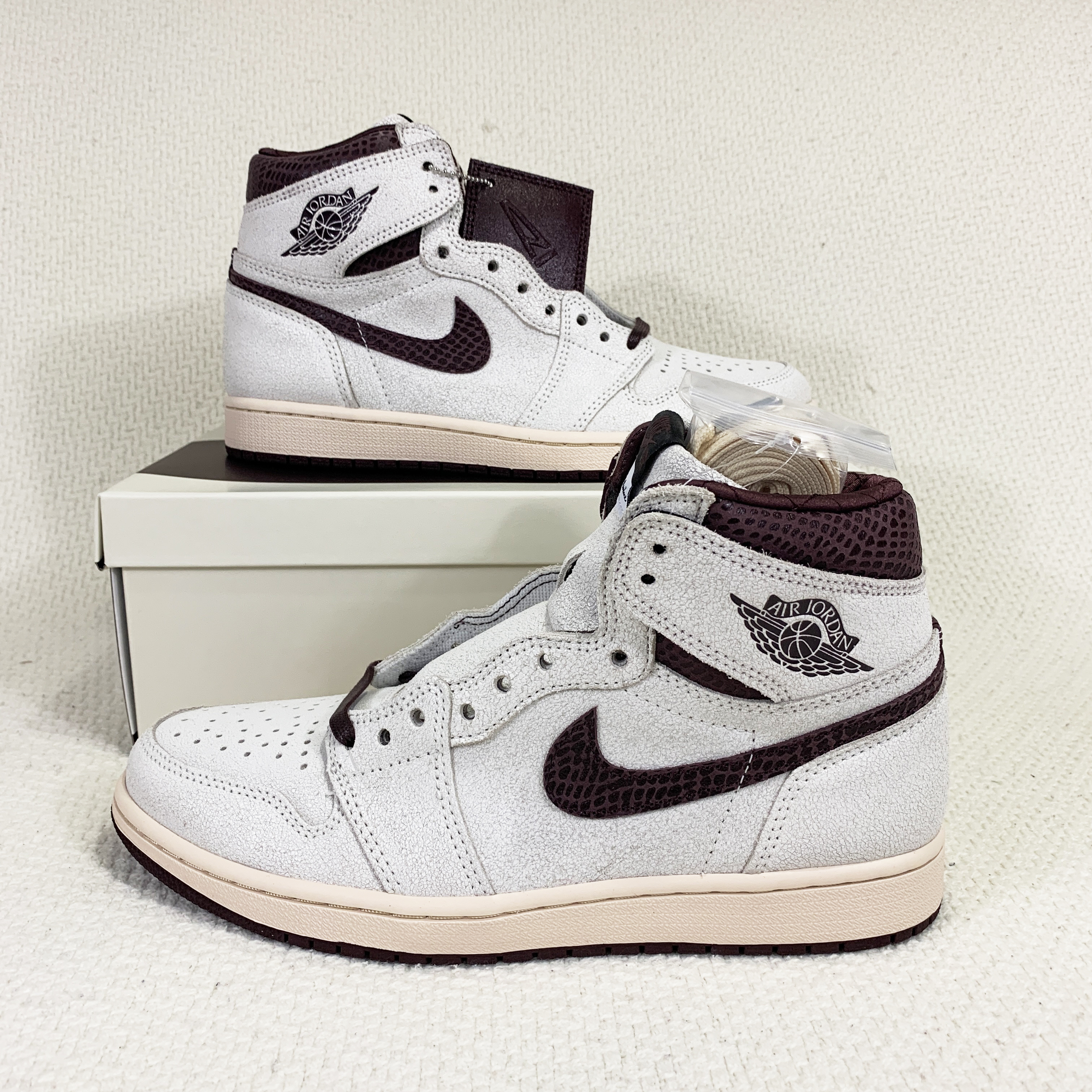 Jordan 1 x A Ma Maniere Retro High OG SP Sail and Burgundy 착용 스타일 - 1