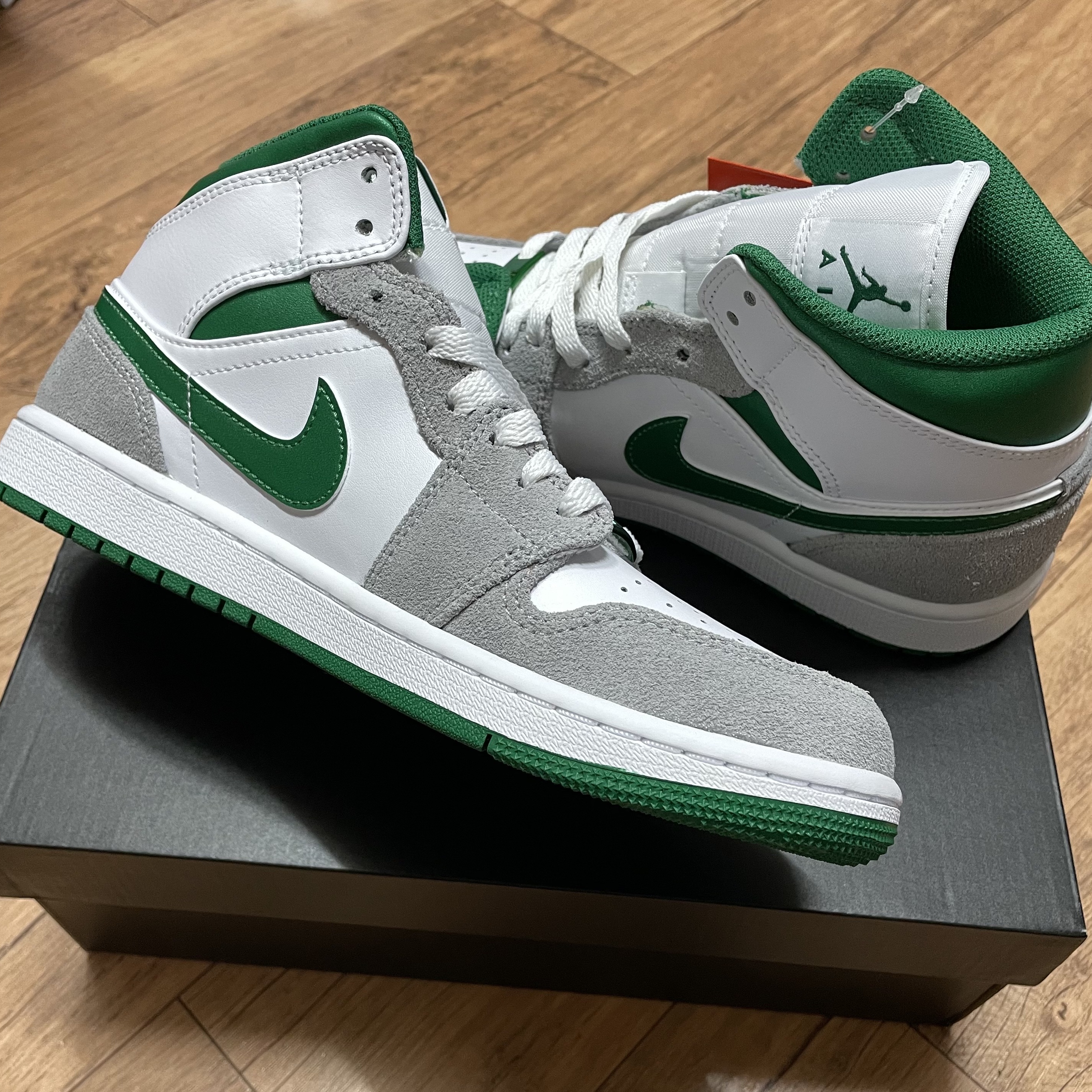 Jordan 1 Mid SE Pine Green Light Smoke Grey 착용 스타일 - 1