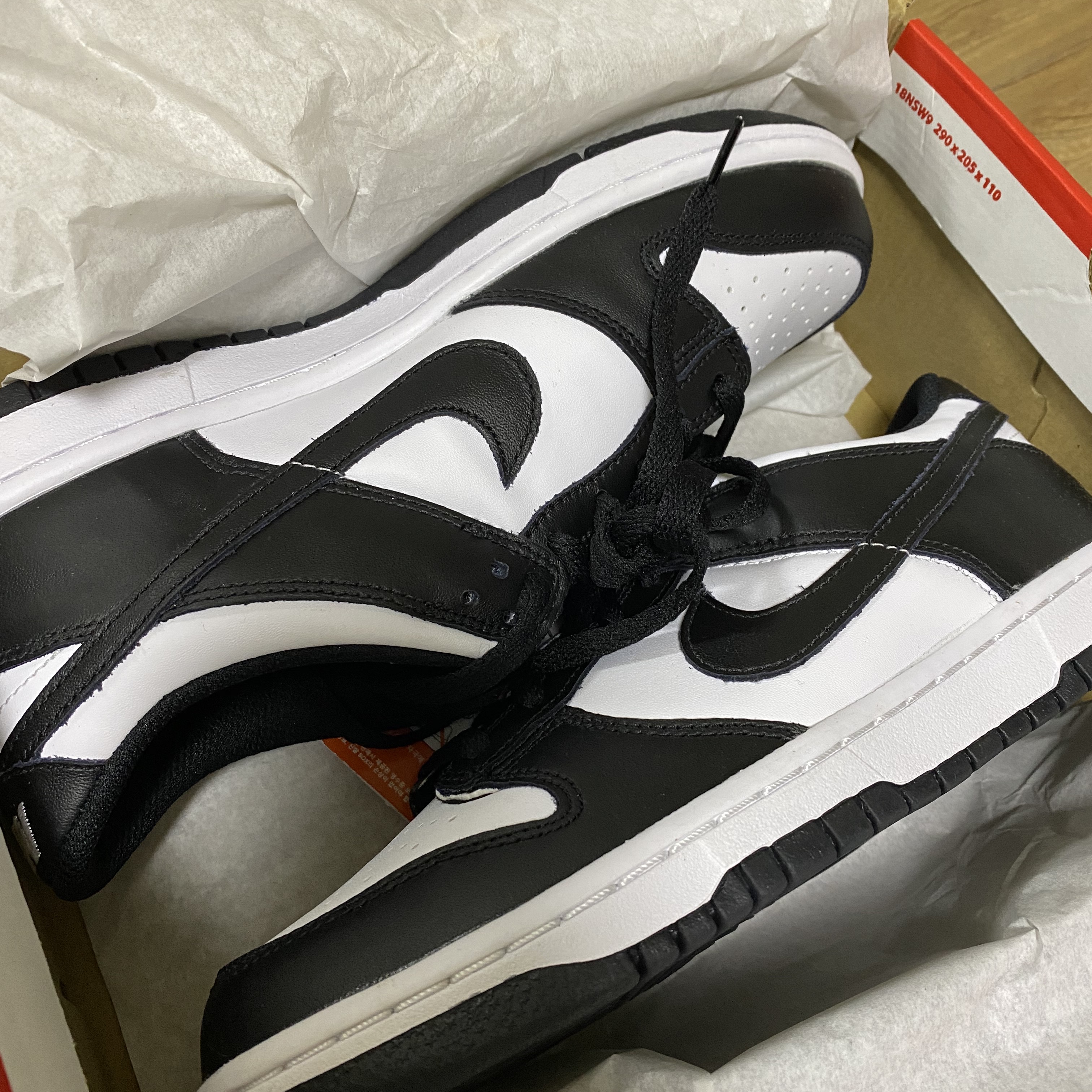 (GS) Nike Dunk Low Black, Nike Everyday Plus Cushioned Training Crew Socks Black White (Korean Ver.) 착용 스타일 - 1