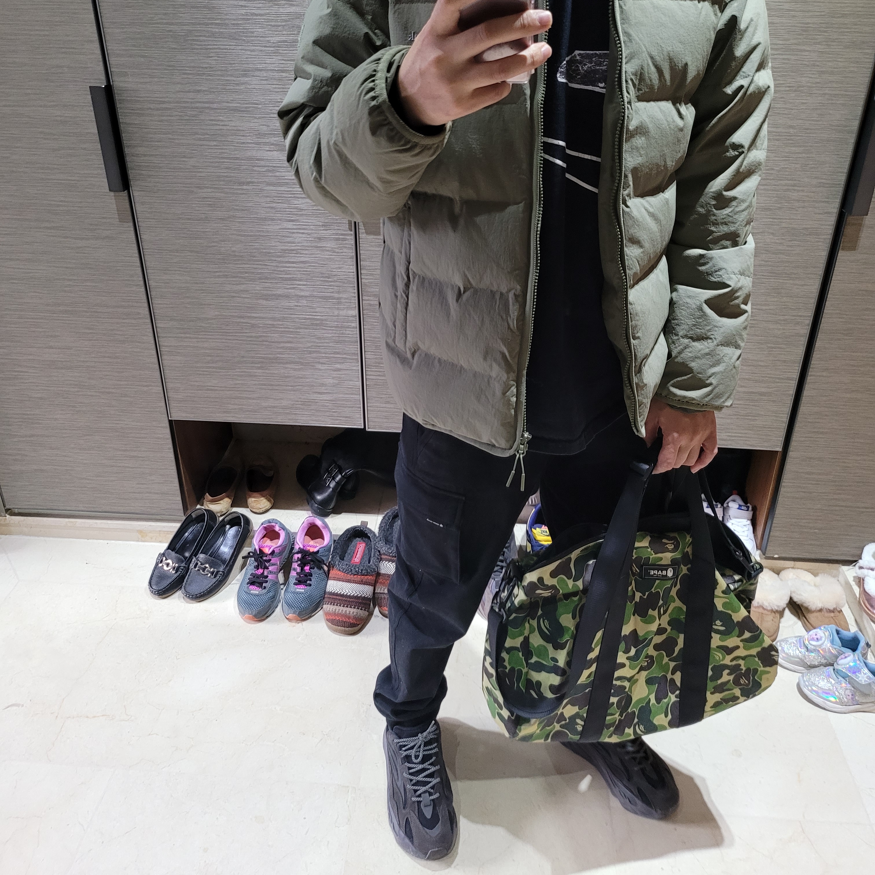 Adidas Yeezy Boost 700 V2 Vanta 2019 착용 스타일
