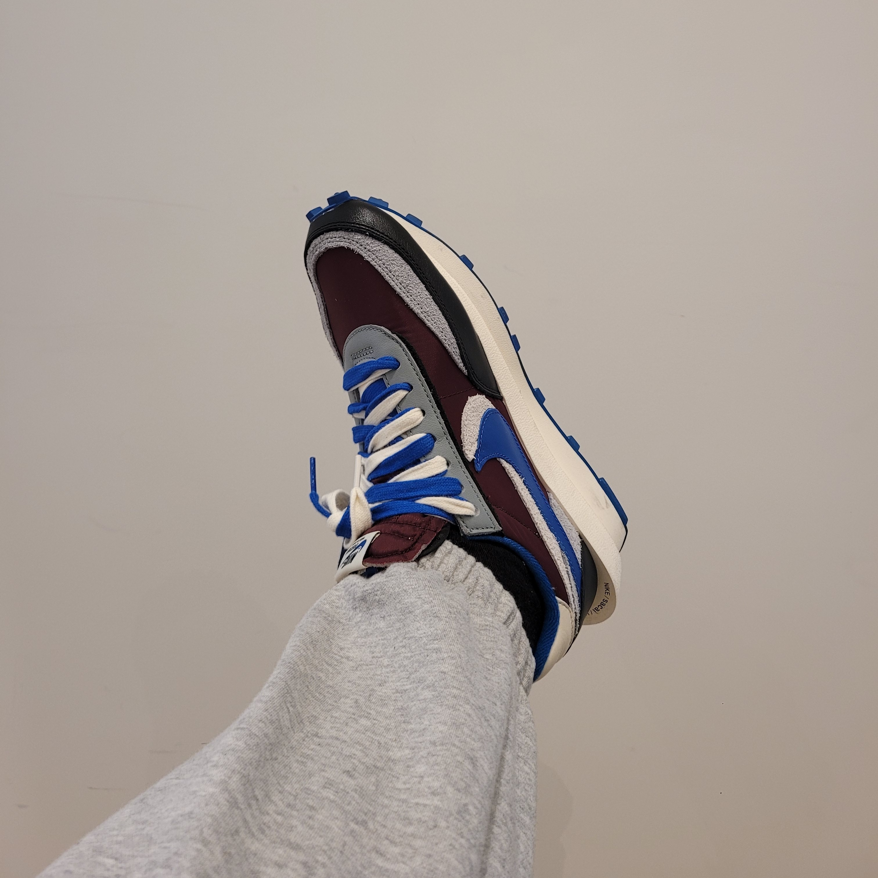 Nike x Sacai x Undercover LDWaffle Night Maroon Team Royal 착용 스타일