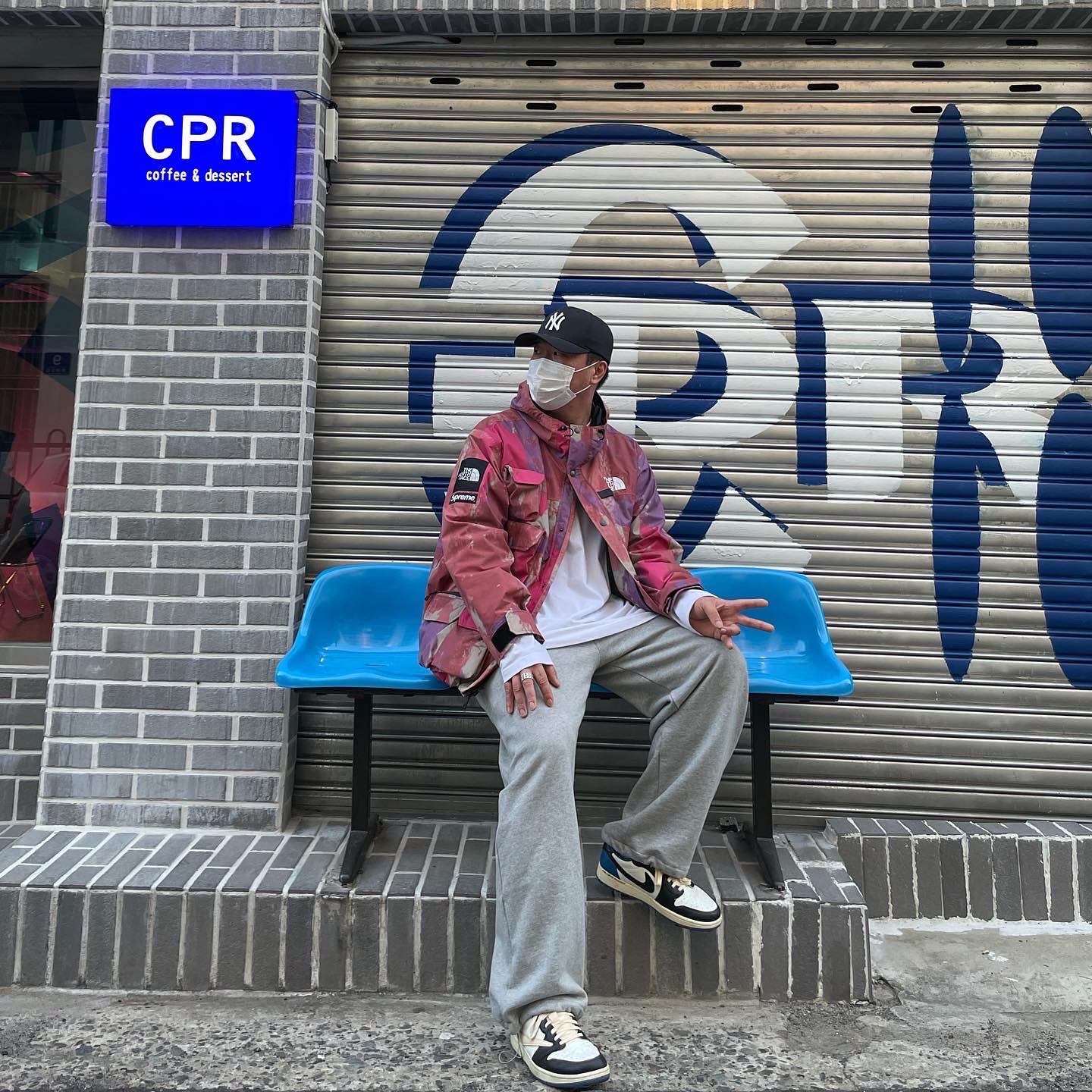 Supreme x The North Face Cargo Jacket Multi-Color - 20SS, Jordan 1 x Travis Scott x Fragment Retro Low OG SP Military Blue 착용 스타일 - 2