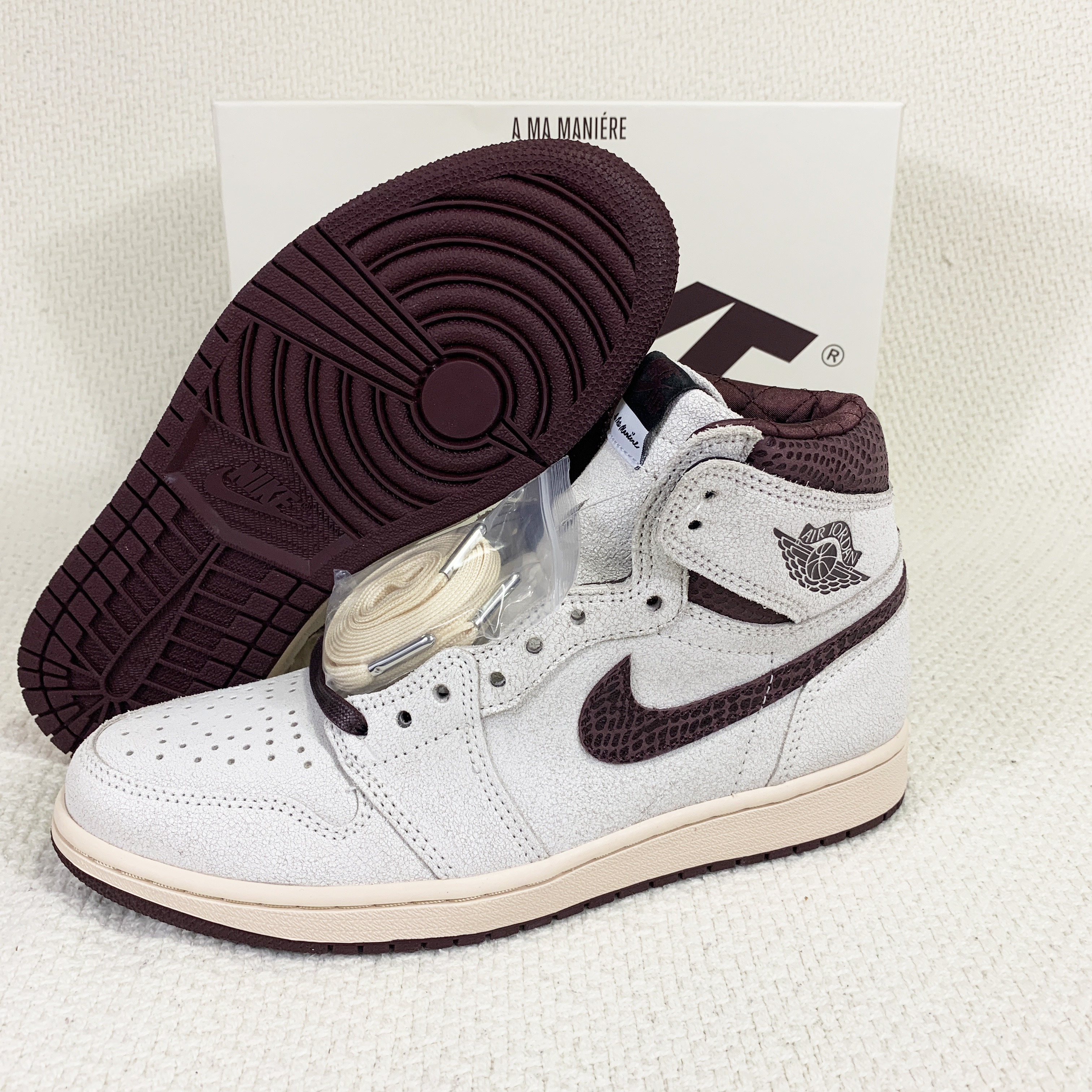 Jordan 1 x A Ma Maniere Retro High OG SP Sail and Burgundy 착용 스타일 - 4