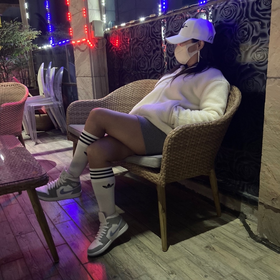 (W) Jordan 1 Mid Wolf Grey 착용 스타일 - 1