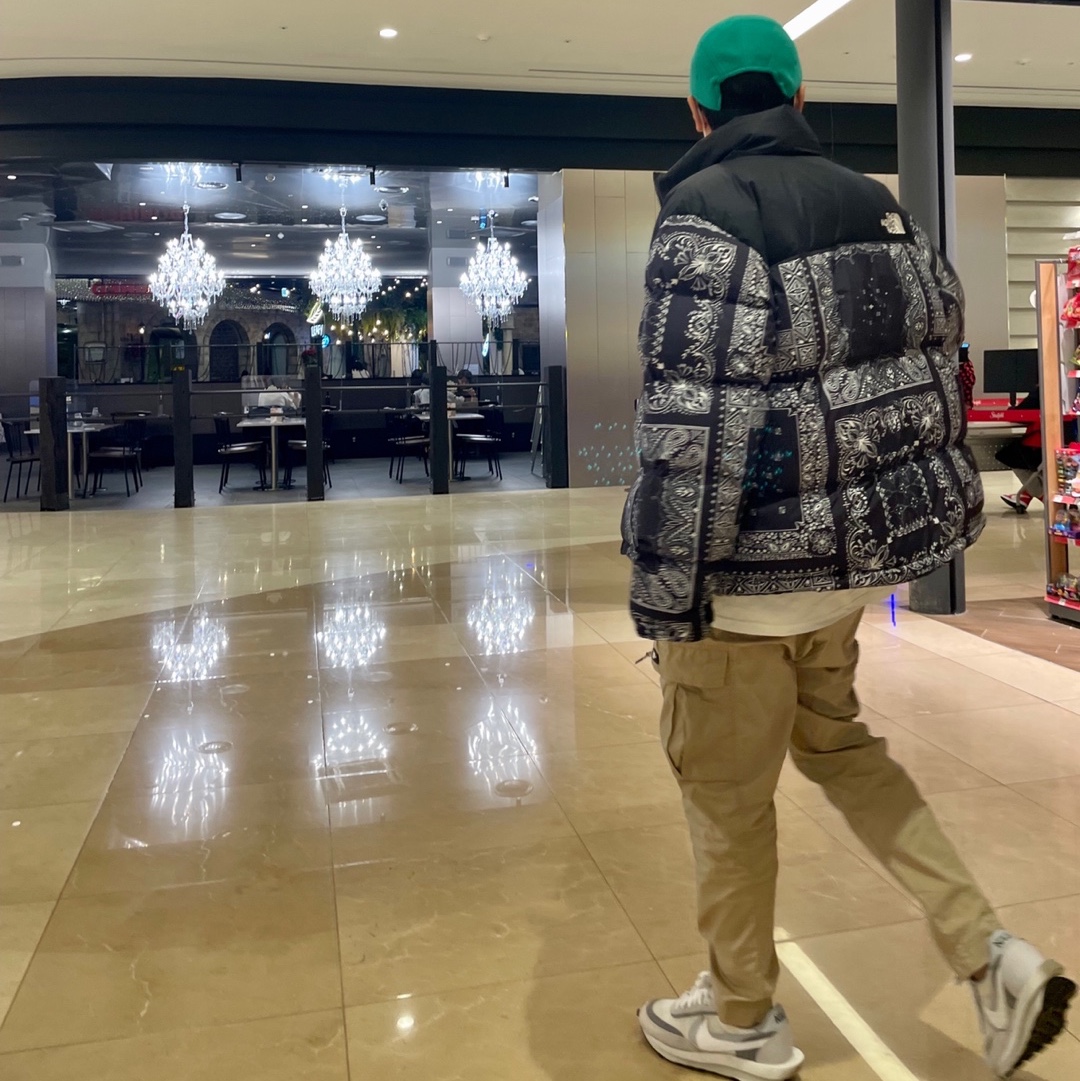 The North Face 1996 Novelty Nuptse Jacket Dark Navy, Nike x Sacai x Fragment LDWaffle Light Smoke Grey 착용 스타일 - 2