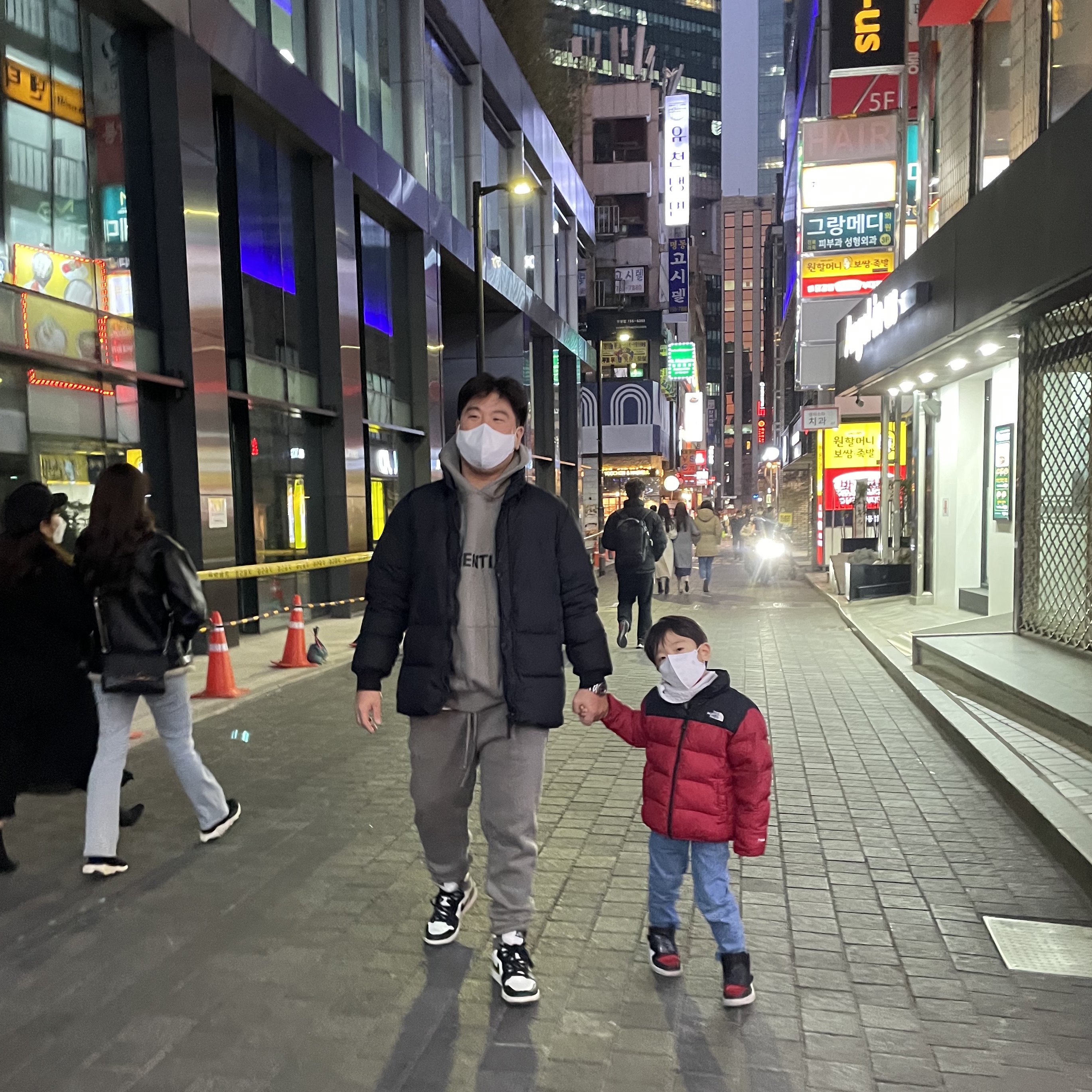 Jordan 1 Retro High OG Black Mocha, Essentials 3D Silicon Applique Pullover Hoodie Cement - 20FW 착용 스타일 - 2