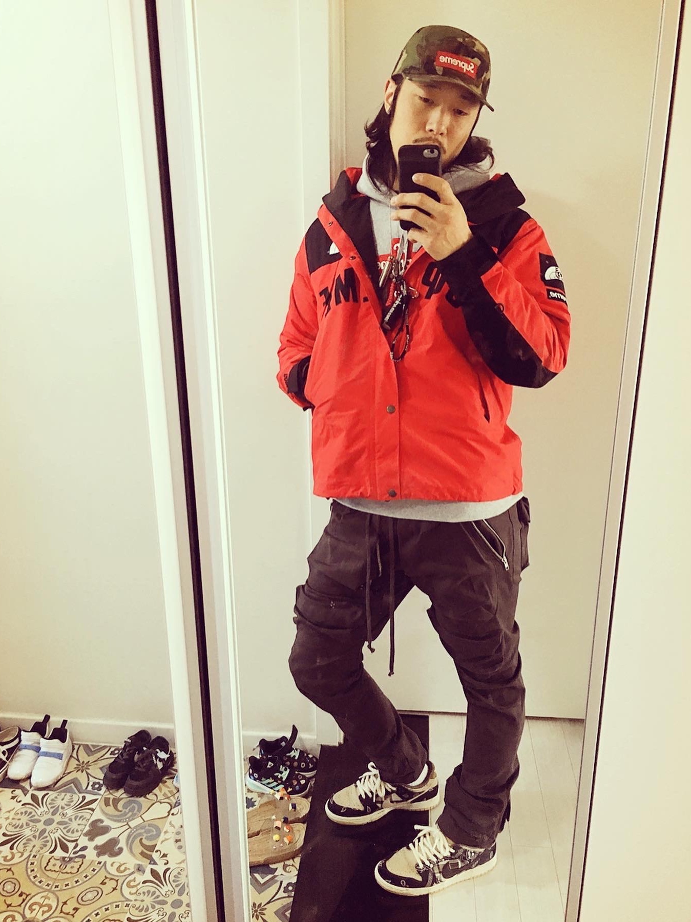 Nike x Travis Scott SB Dunk Low, Supreme x The North Face Arc Logo Mountain Parka Red - 19SS 착용 스타일 - 1