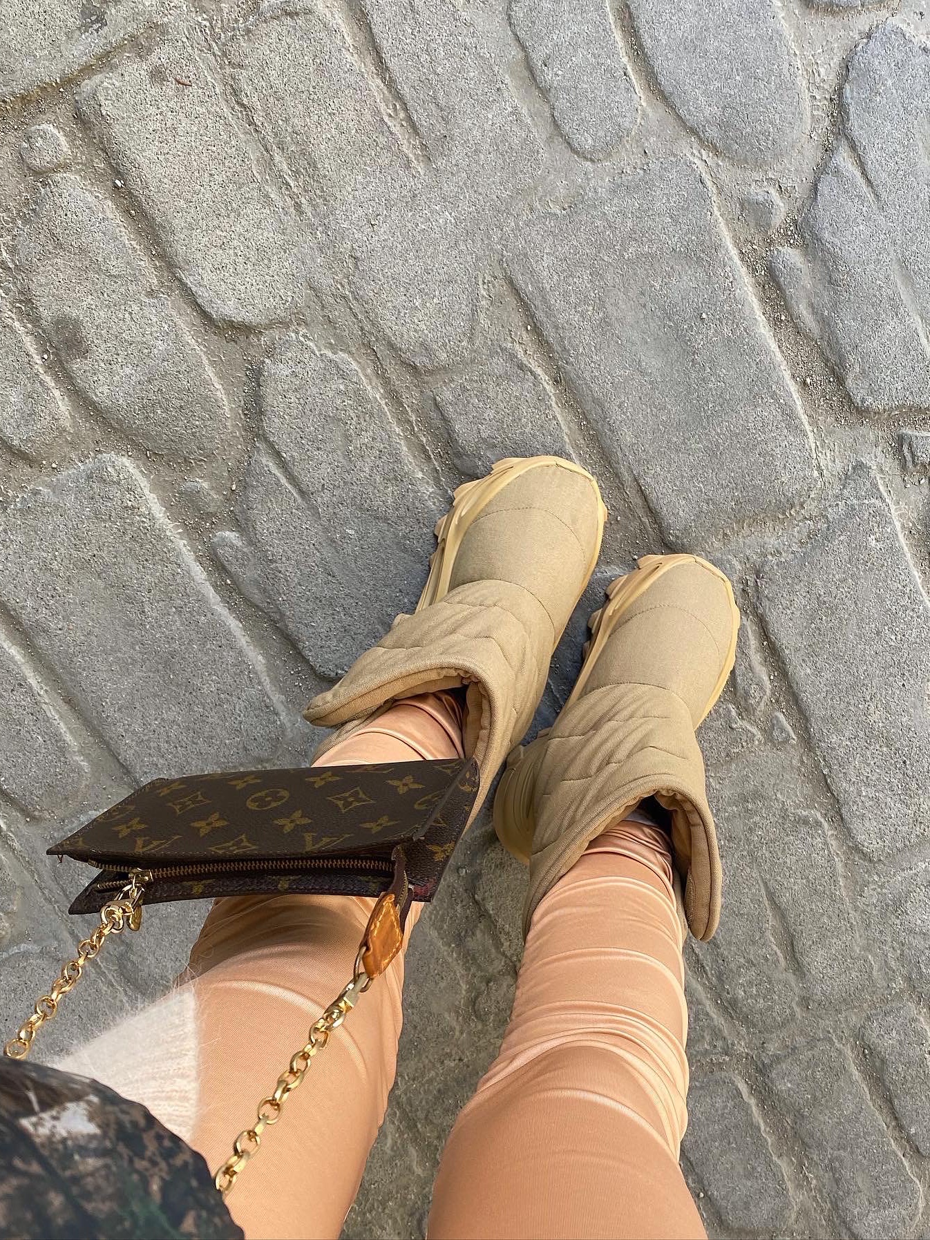 Adidas Yeezy NSLTD Boot Khaki 착용 스타일 - 4