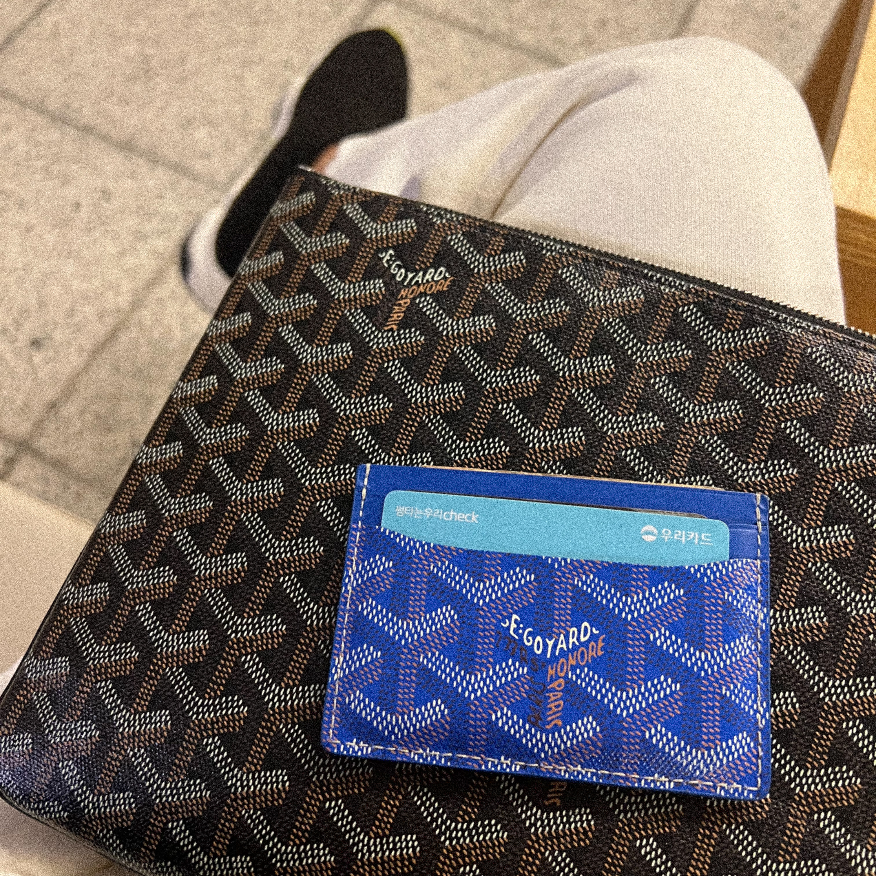 Goyard Saint Sulpice Card Holder Black, Goyard Saint Sulpice Card Holder Sky Blue 착용 스타일 - 1