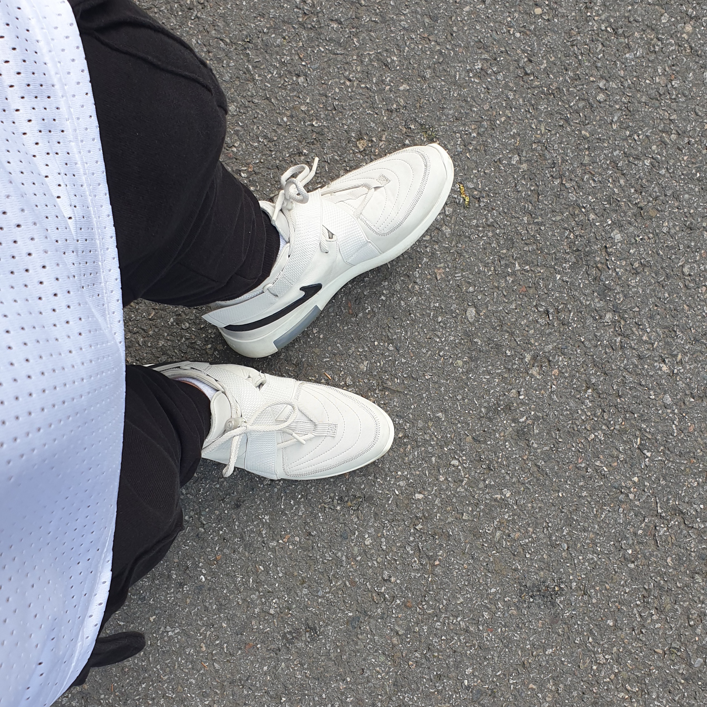 Nike x Fear of God Air Fear of God Raid Light Bone 착용 스타일