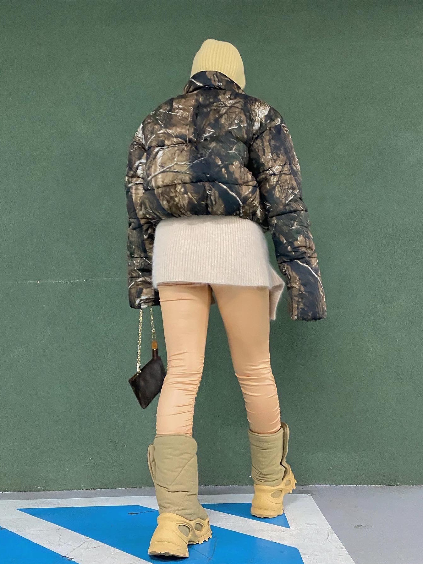 Adidas Yeezy NSLTD Boot Khaki 착용 스타일 - 3
