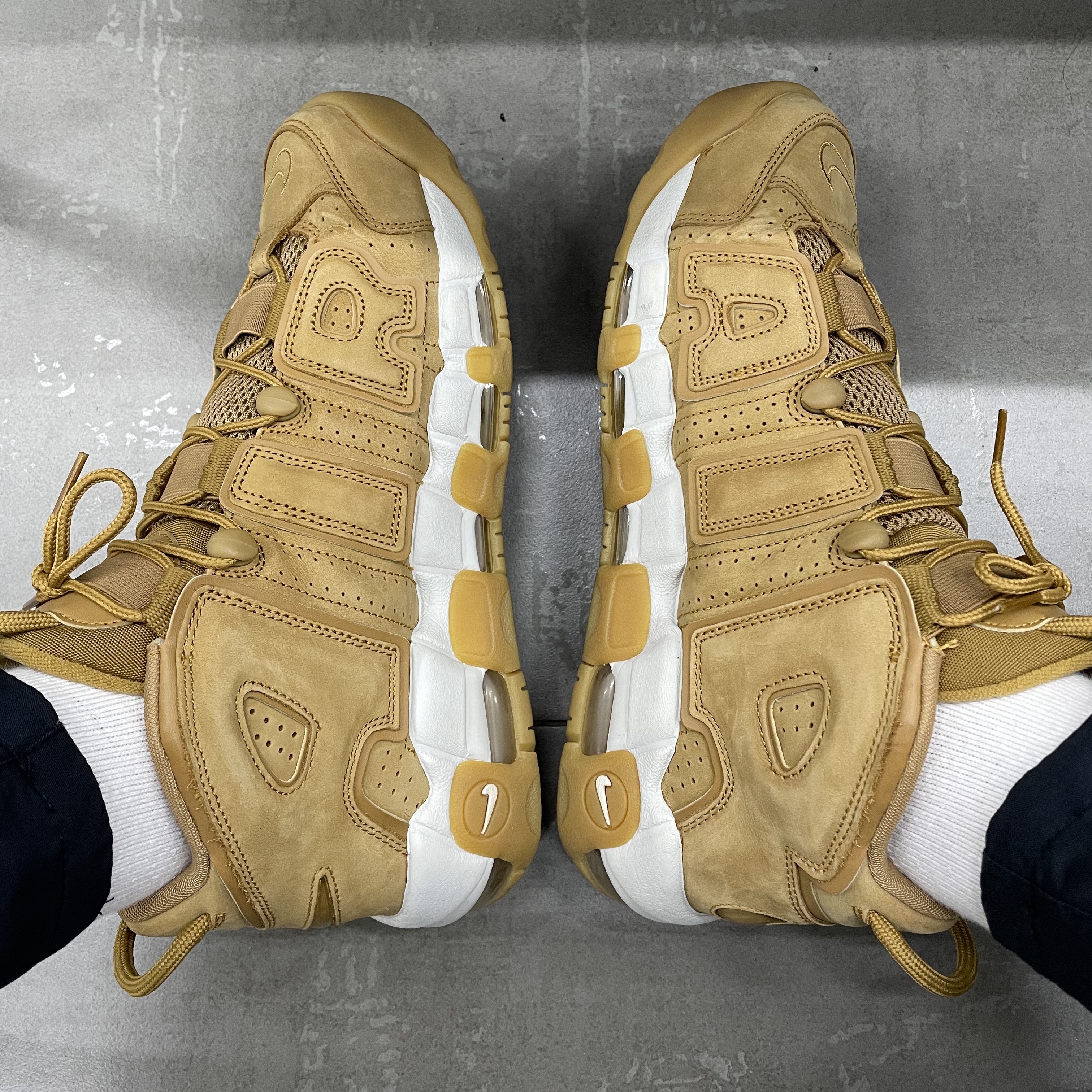 Nike Air More Uptempo Flax 착용 스타일