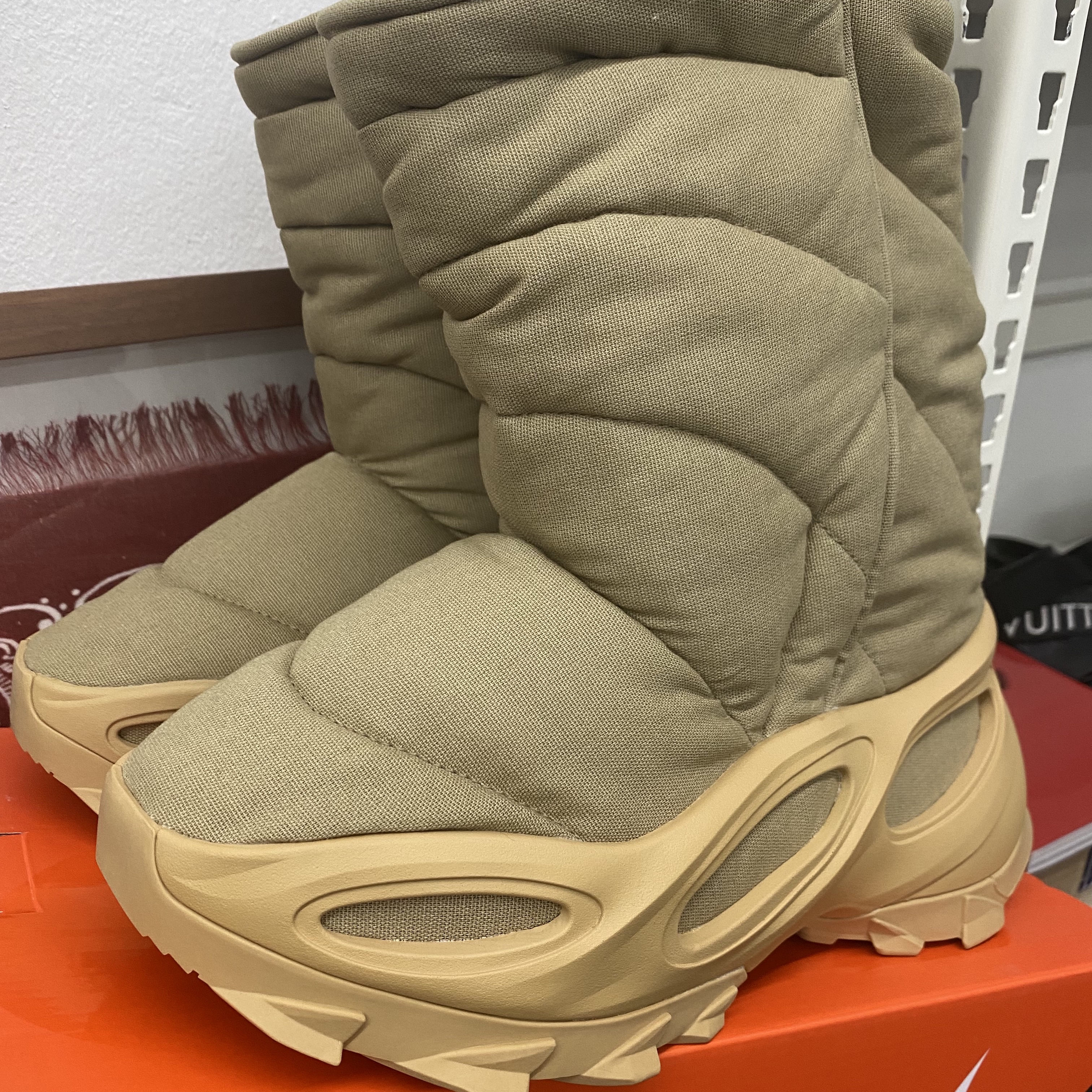 Adidas Yeezy NSLTD Boot Khaki 착용 스타일