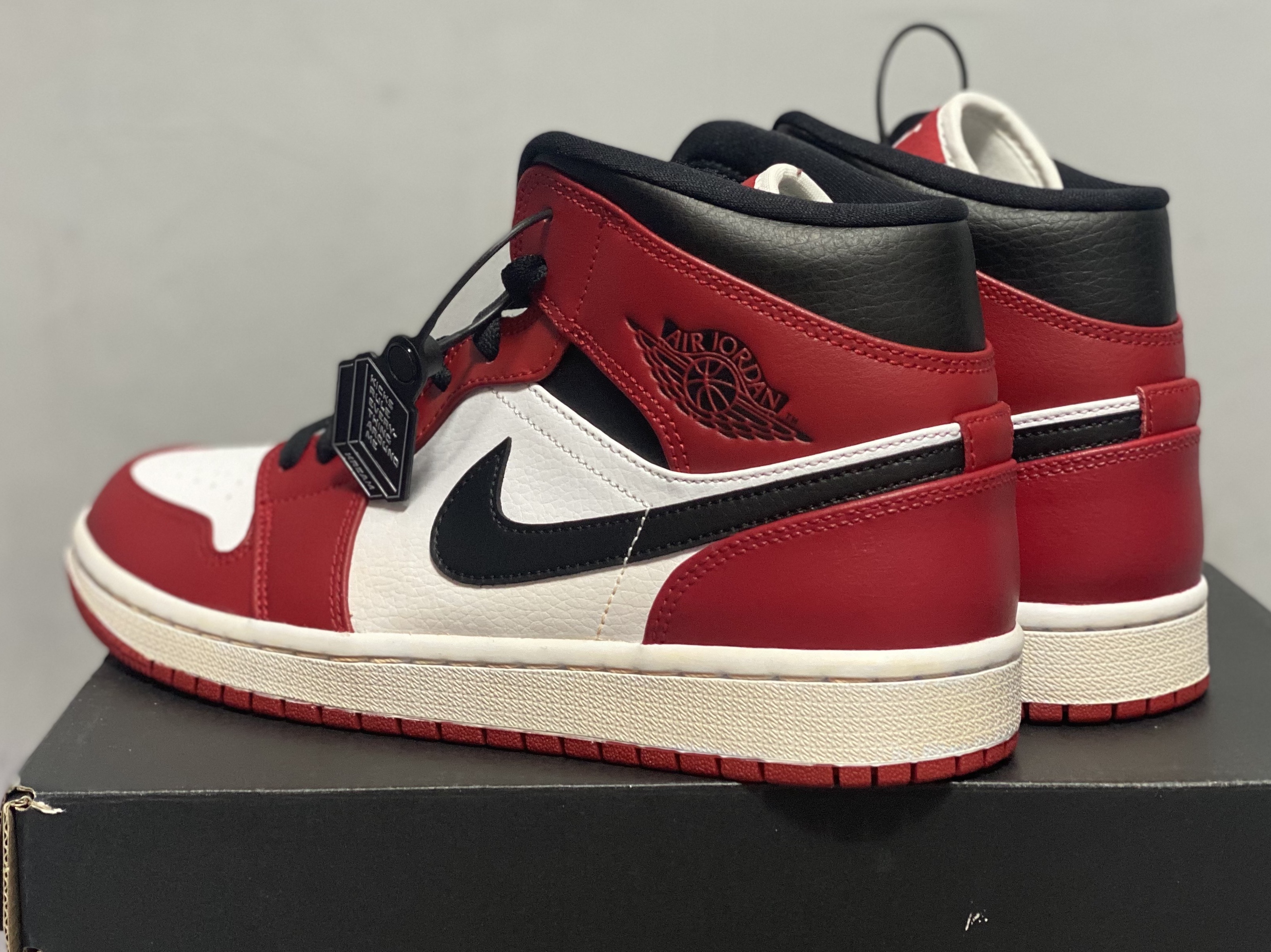 Jordan 1 Mid Chicago 2020 착용 스타일 - 1