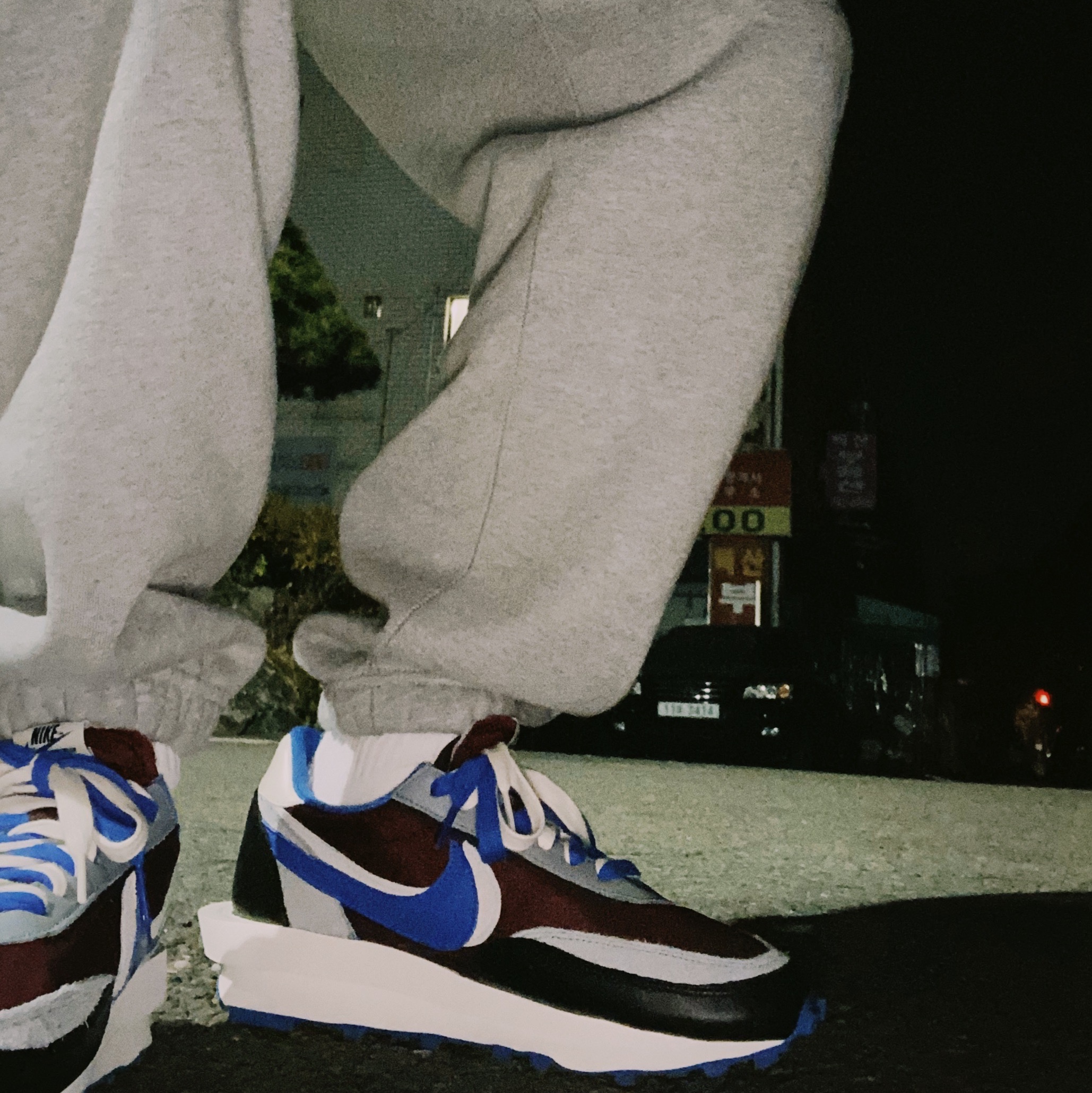Nike NRG Solo Swoosh Fleece Hoodie Dark Grey Heather - US/EU, Nike x Sacai x Undercover LDWaffle Night Maroon Team Royal 착용 스타일 - 2