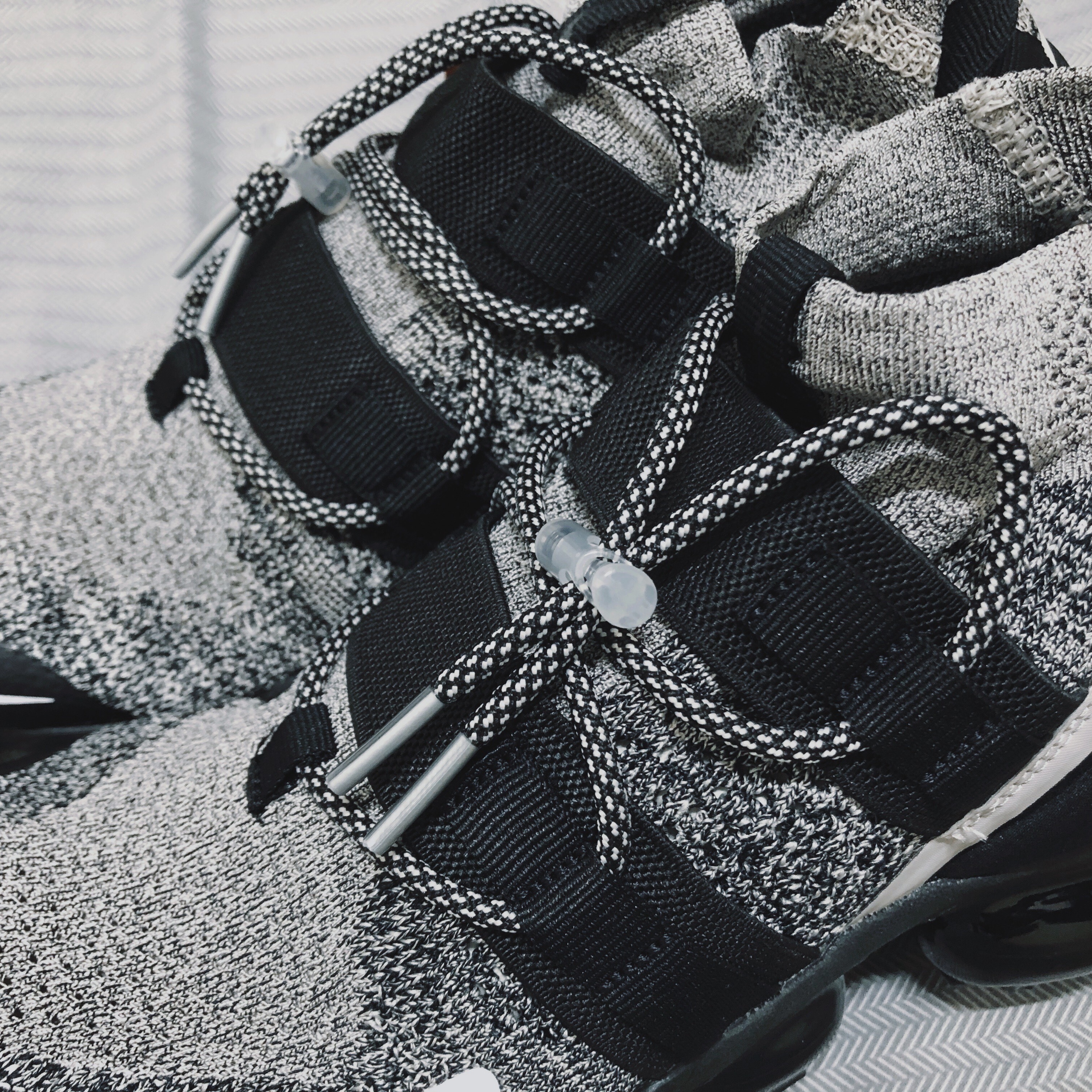 Nike Air VaporMax Utility Moon Particle Black 착용 스타일 - 2