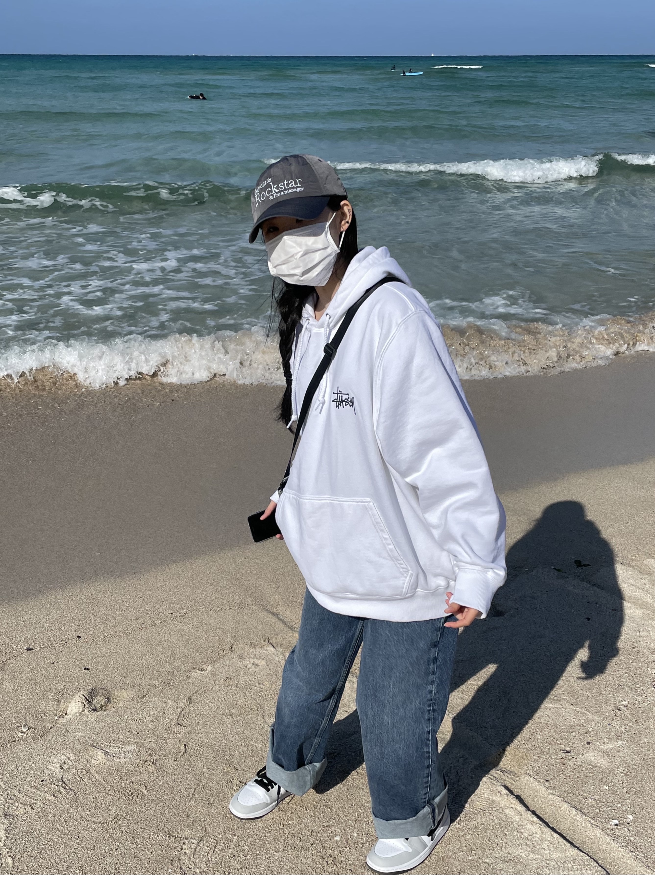 (W) Jordan 1 Mid Grey Fog, Stussy Basic Stussy Hoodie White 2021 착용 스타일 - 2